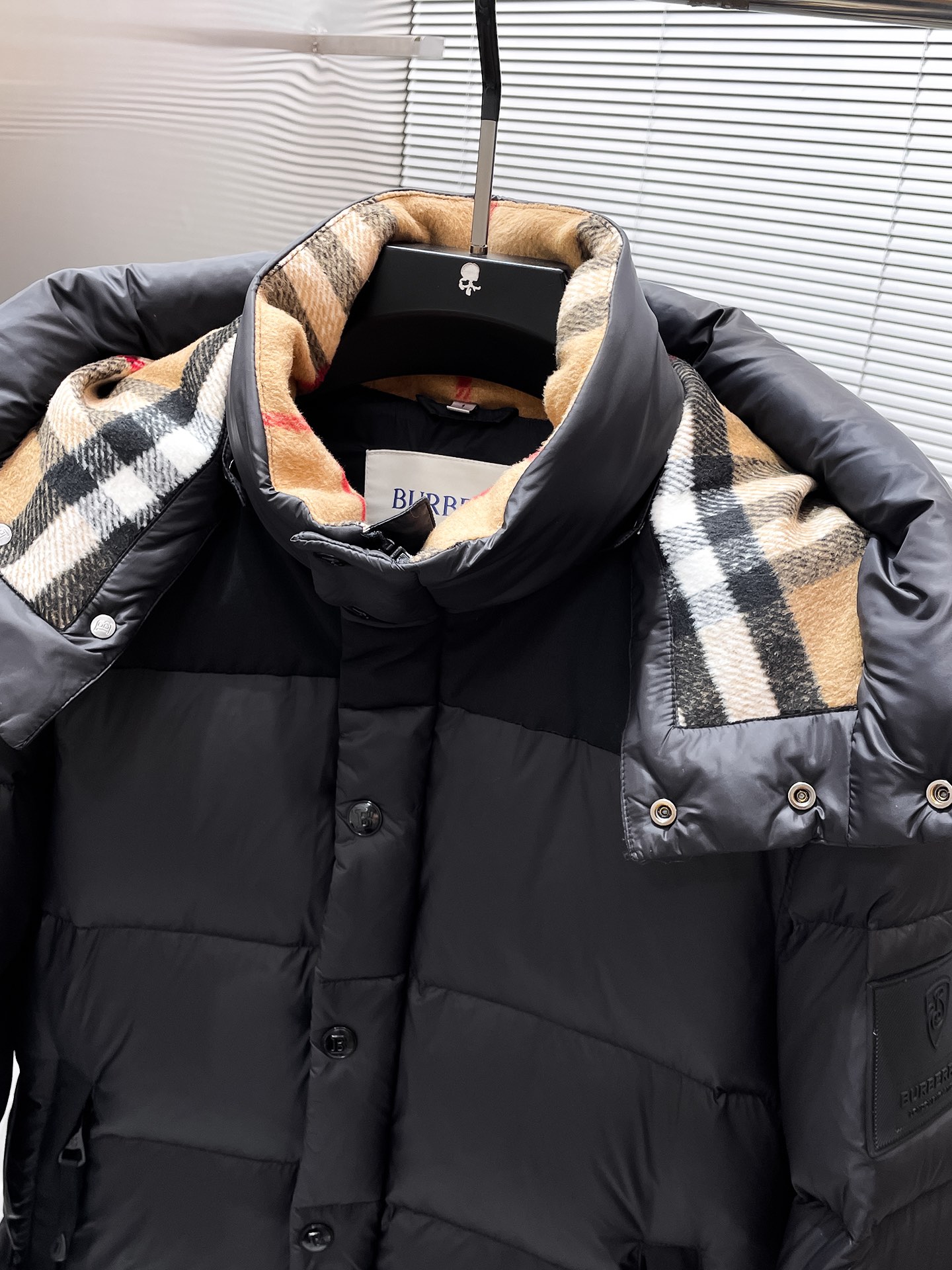 P605   巴宝莉  Burberry  2025秋冬新款连帽羽绒服外套，一衣两穿，可拆马甲，爆款来袭，高版本。内充90绒，蓬松又保暖，品相超级好。进口防风防雨面料，软糯亲肤，抗皱不沾灰，立挺有型，时尚绝绝子；奢华有型，辨识度极高；一眼就能看到的好品质。男女同款。适合凹各种造型，内搭随意，时尚感爆棚。码数M-3XL