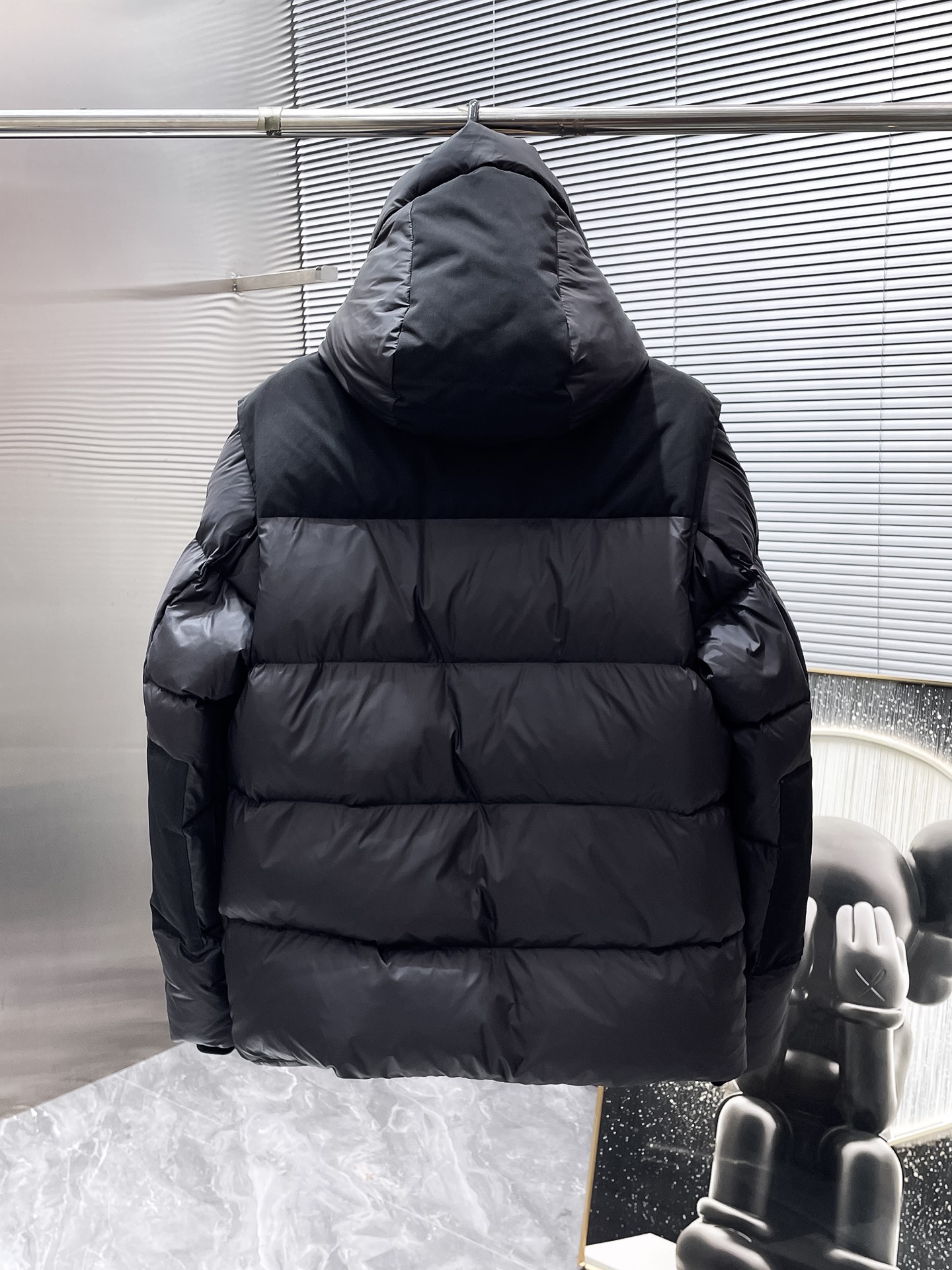 P605   巴宝莉  Burberry  2025秋冬新款连帽羽绒服外套，一衣两穿，可拆马甲，爆款来袭，高版本。内充90绒，蓬松又保暖，品相超级好。进口防风防雨面料，软糯亲肤，抗皱不沾灰，立挺有型，时尚绝绝子；奢华有型，辨识度极高；一眼就能看到的好品质。男女同款。适合凹各种造型，内搭随意，时尚感爆棚。码数M-3XL