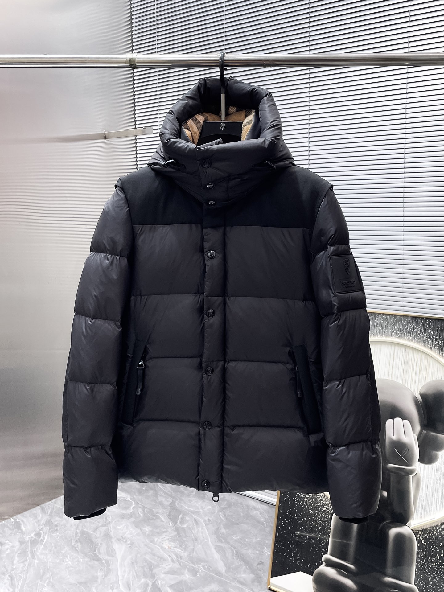 P605   巴宝莉  Burberry  2025秋冬新款连帽羽绒服外套，一衣两穿，可拆马甲，爆款来袭，高版本。内充90绒，蓬松又保暖，品相超级好。进口防风防雨面料，软糯亲肤，抗皱不沾灰，立挺有型，时尚绝绝子；奢华有型，辨识度极高；一眼就能看到的好品质。男女同款。适合凹各种造型，内搭随意，时尚感爆棚。码数M-3XL