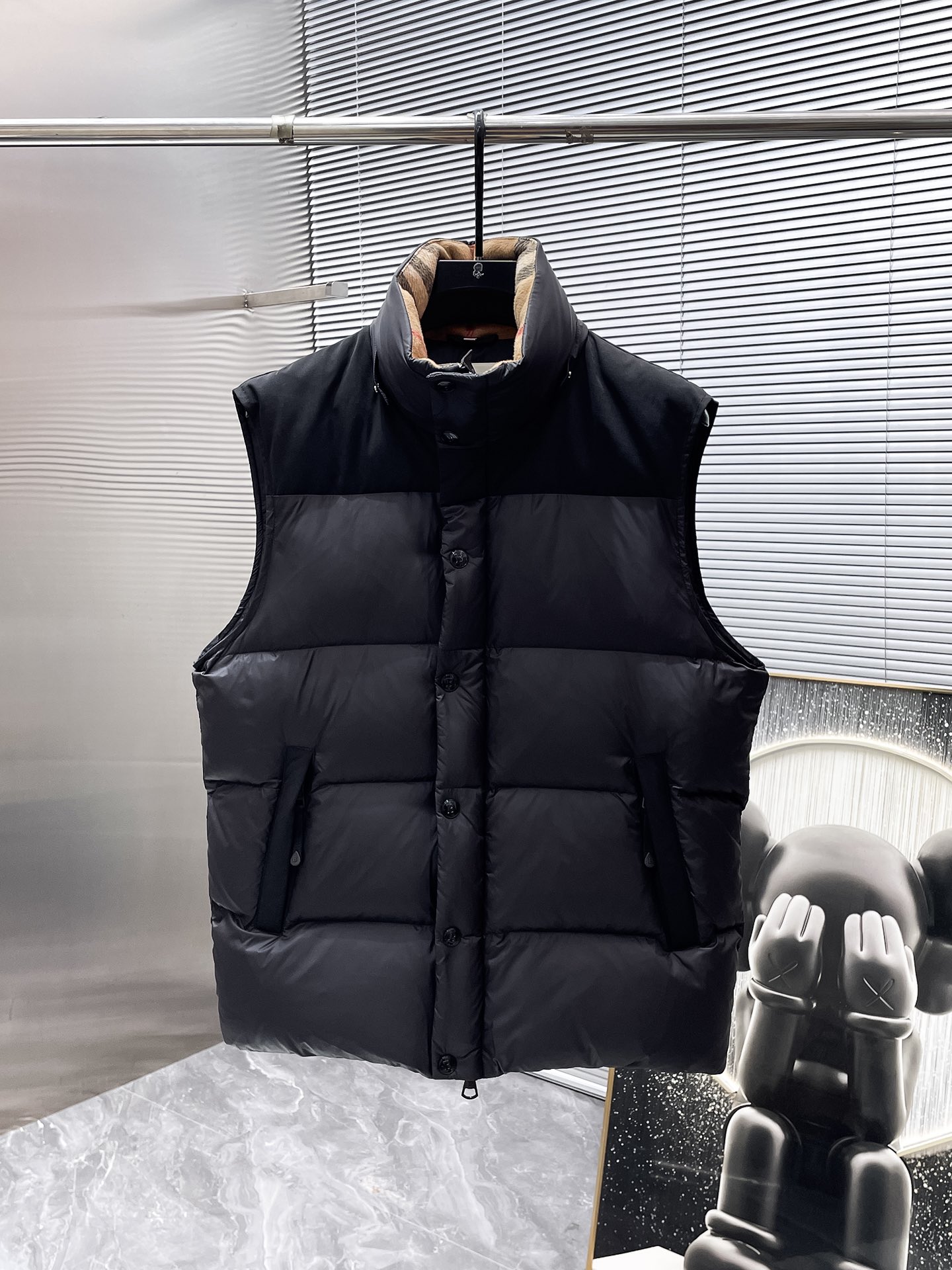 P605   巴宝莉  Burberry  2025秋冬新款连帽羽绒服外套，一衣两穿，可拆马甲，爆款来袭，高版本。内充90绒，蓬松又保暖，品相超级好。进口防风防雨面料，软糯亲肤，抗皱不沾灰，立挺有型，时尚绝绝子；奢华有型，辨识度极高；一眼就能看到的好品质。男女同款。适合凹各种造型，内搭随意，时尚感爆棚。码数M-3XL