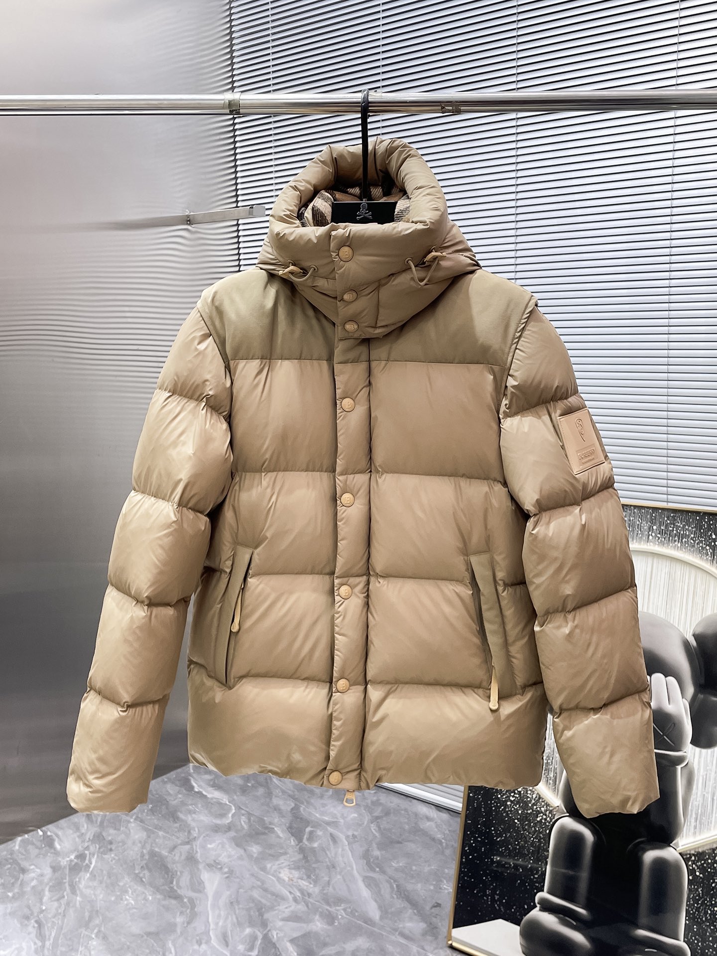 P605   巴宝莉  Burberry  2025秋冬新款连帽羽绒服外套，一衣两穿，可拆马甲，爆款来袭，高版本。内充90绒，蓬松又保暖，品相超级好。进口防风防雨面料，软糯亲肤，抗皱不沾灰，立挺有型，时尚绝绝子；奢华有型，辨识度极高；一眼就能看到的好品质。男女同款。适合凹各种造型，内搭随意，时尚感爆棚。码数M-3XL