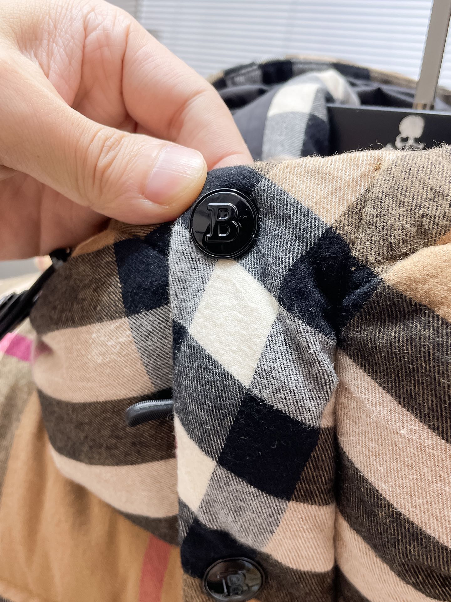 P650    巴宝莉  Burberry  2025秋冬新款连帽羽绒服外套，一衣两穿，可拆马甲，爆款来袭，高版本。内充90绒，蓬松又保暖，品相超级好。进口防风防雨面料，软糯亲肤，抗皱不沾灰，立挺有型，时尚绝绝子；奢华有型，辨识度极高；一眼就能看到的好品质。男女同款。适合凹各种造型，内搭随意，时尚感爆棚。码数M-3XL