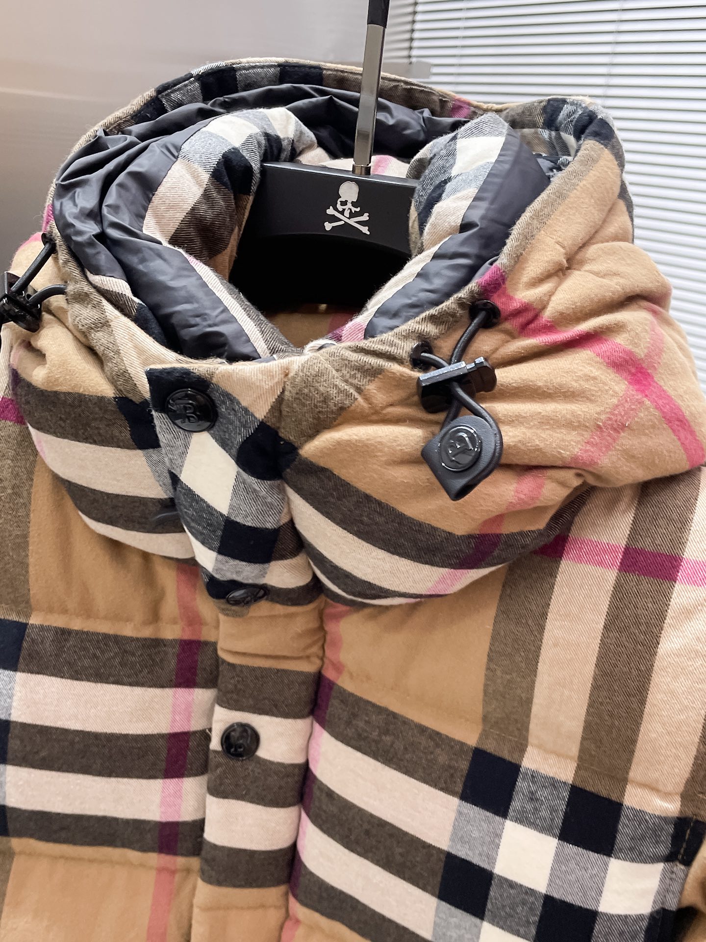 P650    巴宝莉  Burberry  2025秋冬新款连帽羽绒服外套，一衣两穿，可拆马甲，爆款来袭，高版本。内充90绒，蓬松又保暖，品相超级好。进口防风防雨面料，软糯亲肤，抗皱不沾灰，立挺有型，时尚绝绝子；奢华有型，辨识度极高；一眼就能看到的好品质。男女同款。适合凹各种造型，内搭随意，时尚感爆棚。码数M-3XL