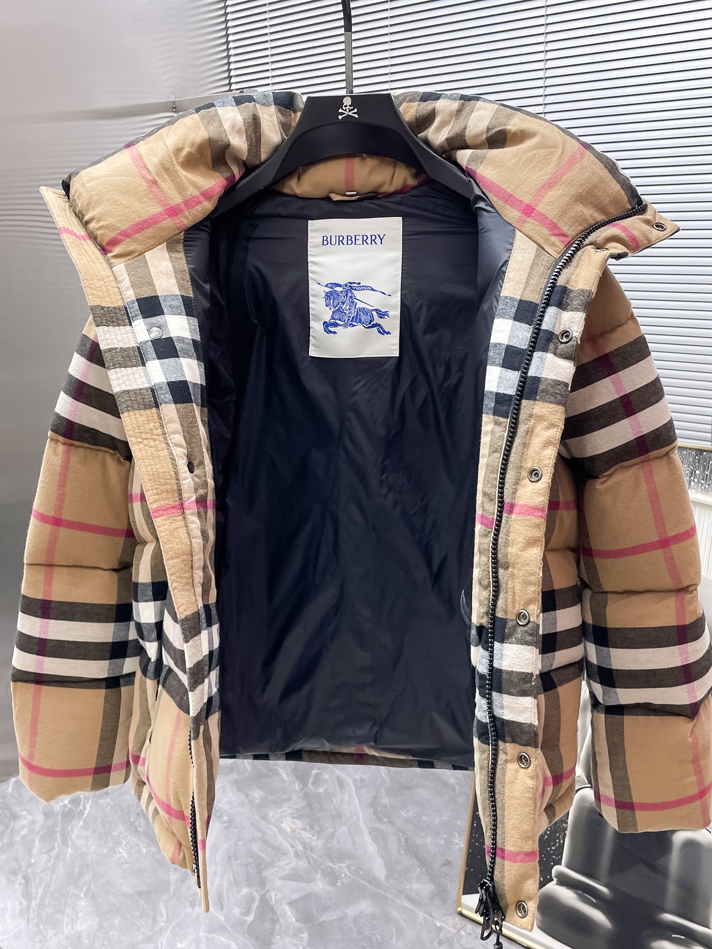 P650    巴宝莉  Burberry  2025秋冬新款连帽羽绒服外套，一衣两穿，可拆马甲，爆款来袭，高版本。内充90绒，蓬松又保暖，品相超级好。进口防风防雨面料，软糯亲肤，抗皱不沾灰，立挺有型，时尚绝绝子；奢华有型，辨识度极高；一眼就能看到的好品质。男女同款。适合凹各种造型，内搭随意，时尚感爆棚。码数M-3XL