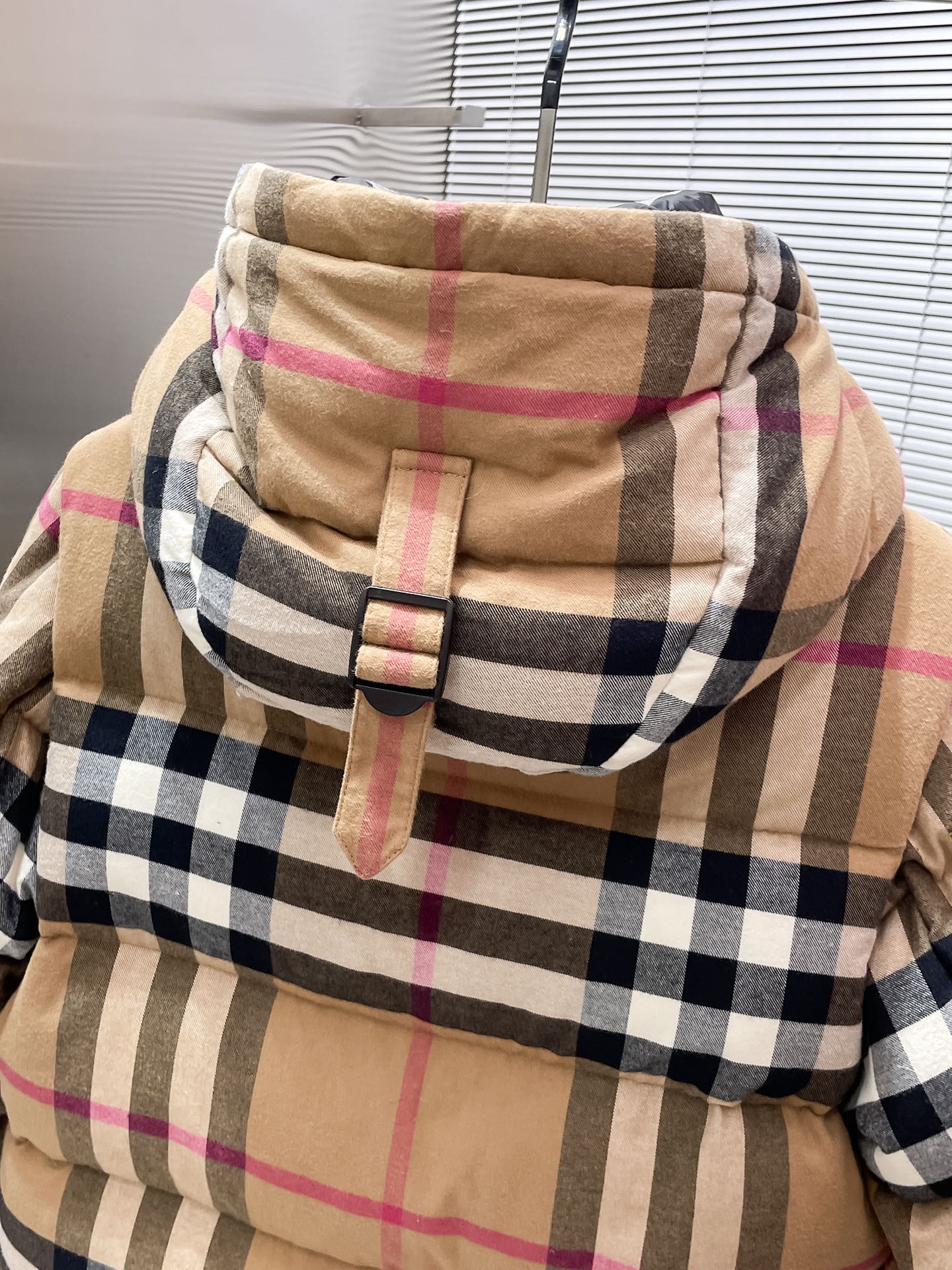 P650    巴宝莉  Burberry  2025秋冬新款连帽羽绒服外套，一衣两穿，可拆马甲，爆款来袭，高版本。内充90绒，蓬松又保暖，品相超级好。进口防风防雨面料，软糯亲肤，抗皱不沾灰，立挺有型，时尚绝绝子；奢华有型，辨识度极高；一眼就能看到的好品质。男女同款。适合凹各种造型，内搭随意，时尚感爆棚。码数M-3XL