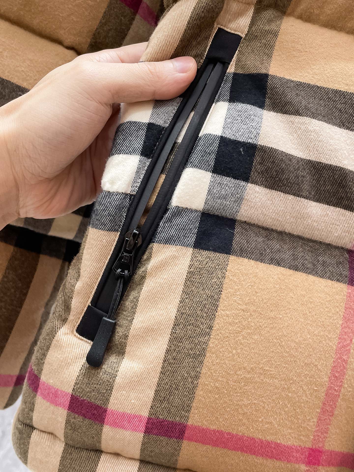P650    巴宝莉  Burberry  2025秋冬新款连帽羽绒服外套，一衣两穿，可拆马甲，爆款来袭，高版本。内充90绒，蓬松又保暖，品相超级好。进口防风防雨面料，软糯亲肤，抗皱不沾灰，立挺有型，时尚绝绝子；奢华有型，辨识度极高；一眼就能看到的好品质。男女同款。适合凹各种造型，内搭随意，时尚感爆棚。码数M-3XL