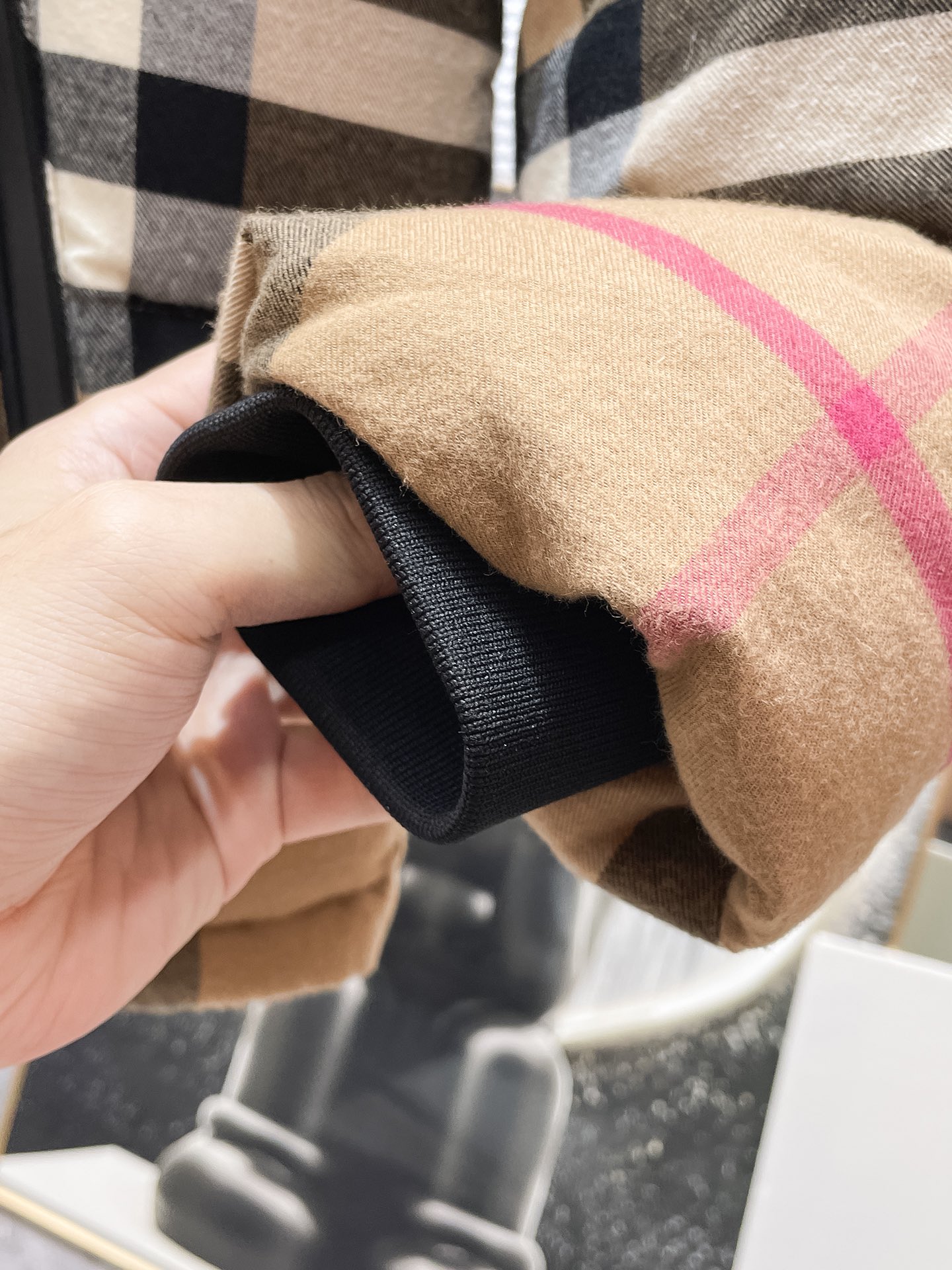P650    巴宝莉  Burberry  2025秋冬新款连帽羽绒服外套，一衣两穿，可拆马甲，爆款来袭，高版本。内充90绒，蓬松又保暖，品相超级好。进口防风防雨面料，软糯亲肤，抗皱不沾灰，立挺有型，时尚绝绝子；奢华有型，辨识度极高；一眼就能看到的好品质。男女同款。适合凹各种造型，内搭随意，时尚感爆棚。码数M-3XL