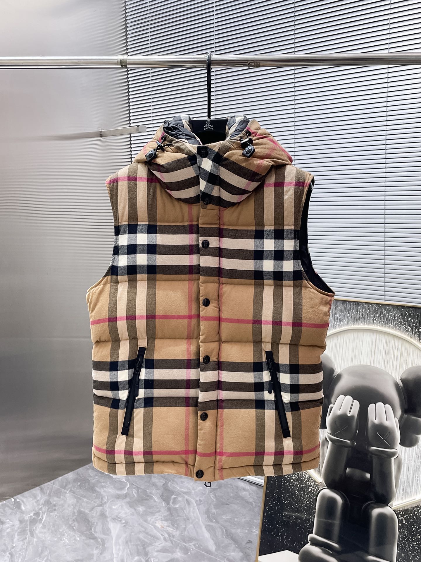 P650    巴宝莉  Burberry  2025秋冬新款连帽羽绒服外套，一衣两穿，可拆马甲，爆款来袭，高版本。内充90绒，蓬松又保暖，品相超级好。进口防风防雨面料，软糯亲肤，抗皱不沾灰，立挺有型，时尚绝绝子；奢华有型，辨识度极高；一眼就能看到的好品质。男女同款。适合凹各种造型，内搭随意，时尚感爆棚。码数M-3XL