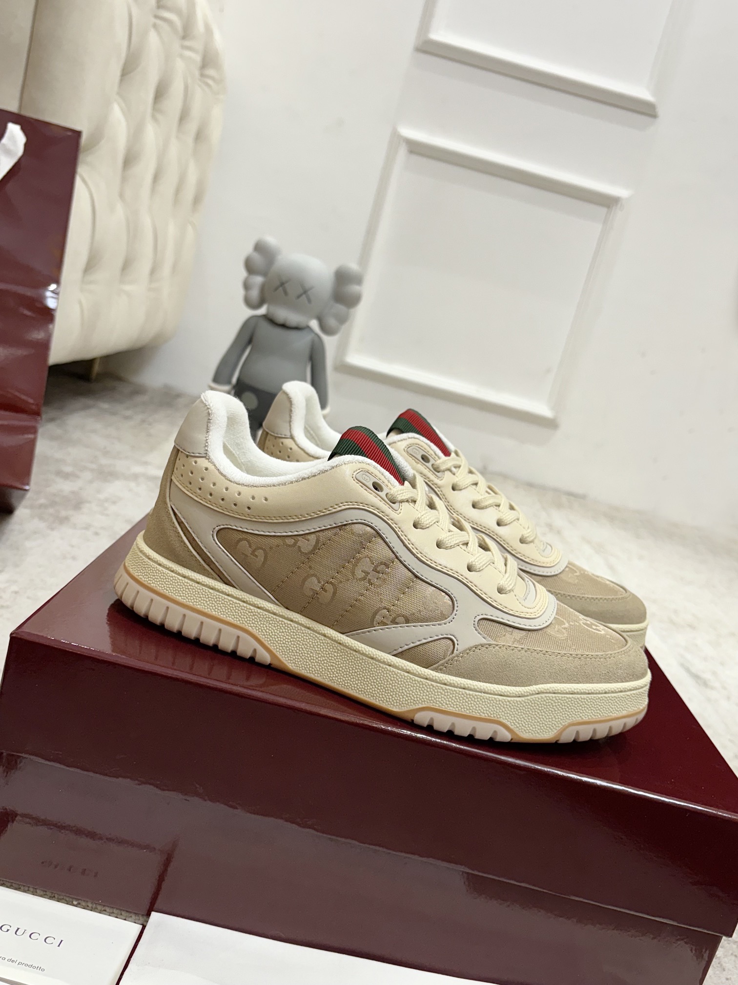 NO:545485,Women and men are first released on the entire network. Gucci white shoes, original copy of the purchasing agent version, one to one, opening the mold IP lightweight bottom!  Upper calfskin, inner water dyed sheepskin, footbed cowhide full packaging Highest version Size: Women 35-40 Men 39-45, casual shoes/sports shoes, gucci, sneakers, cowhide, sheepskin19860909女男 全网首发 Gucci小白鞋,代购版原版复刻一比一开模IP轻料底！鞋面小牛皮,内里水染羊皮,垫脚牛皮全套包装 最高版本 码数:女35-40 男39-45,休闲鞋/运动鞋,gucci,sneakers,cowhide,sheepskin,Women's Shoes
