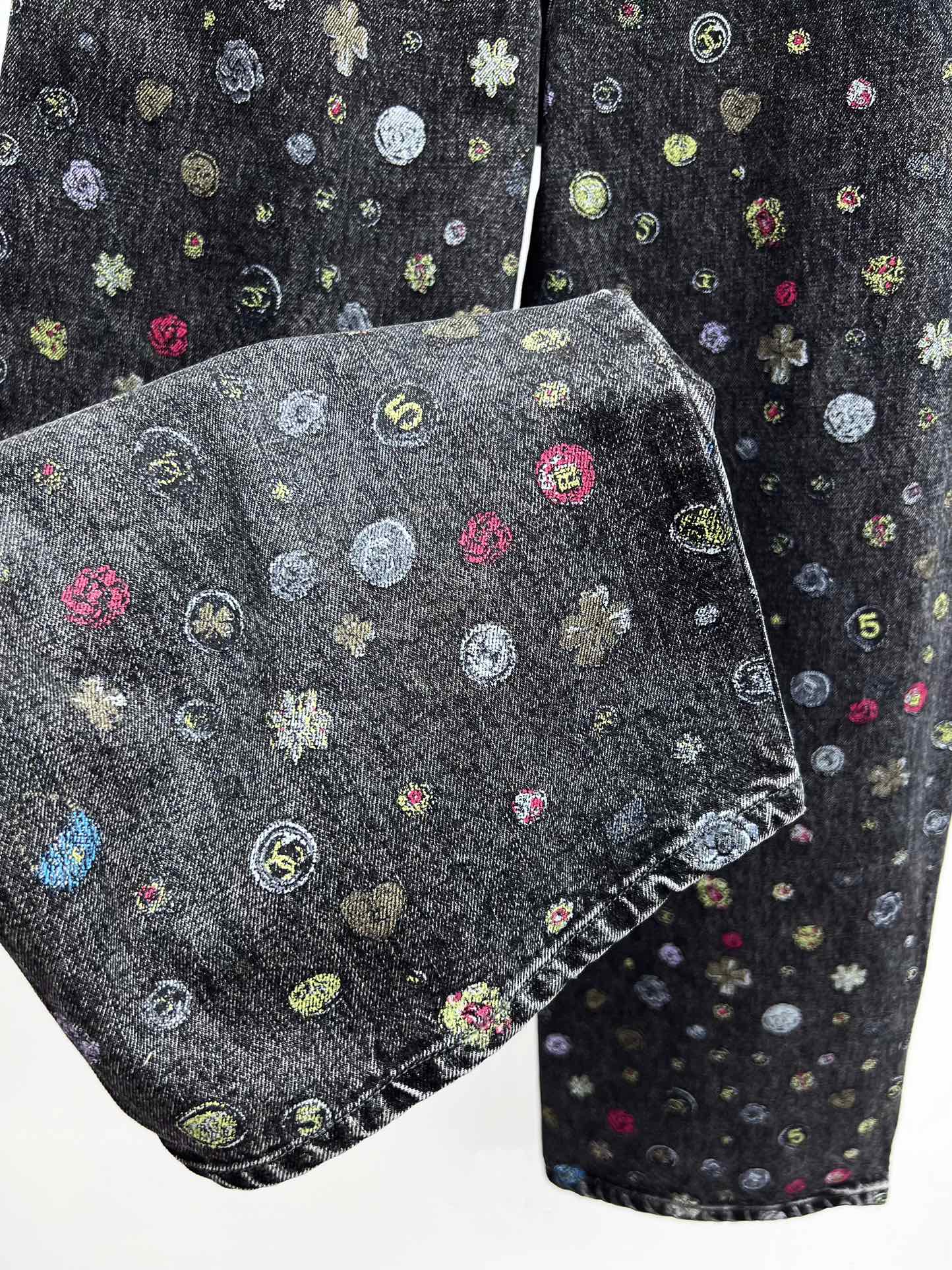 Chane*彩绘印花阔腿牛仔裤25B新款满幅彩绘印花图案复古又吸睛宽松版型修饰腿型不挑人 轻松打造独特个