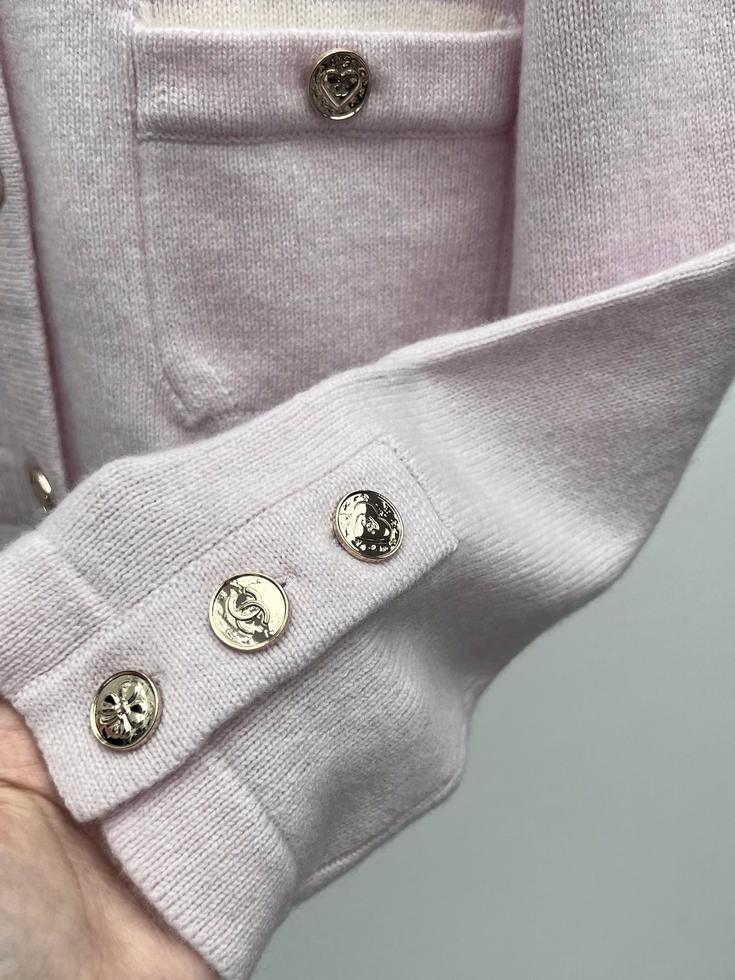 Chane*领子拼接羊绒开衫25B可拆卸拼接领针织小开衫选用100*羊绒面料制作 双口袋设计减龄俏皮经典