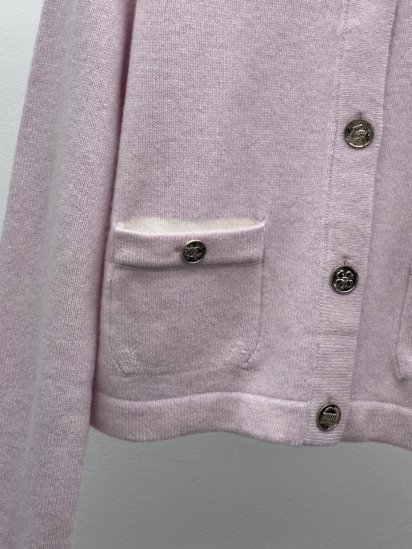 Chane*领子拼接羊绒开衫25B可拆卸拼接领针织小开衫选用100*羊绒面料制作 双口袋设计减龄俏皮经典