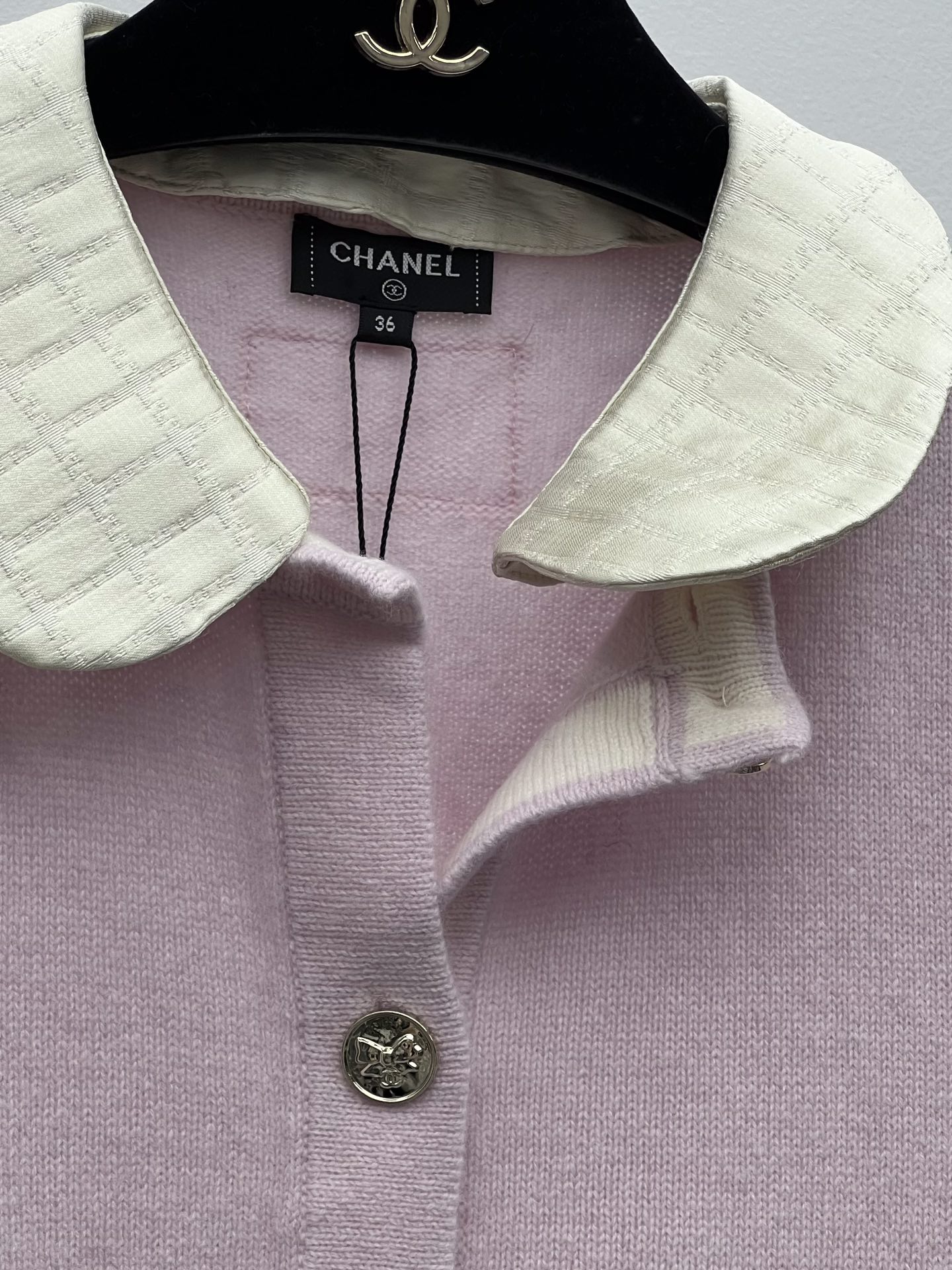 Chane*领子拼接羊绒开衫25B可拆卸拼接领针织小开衫选用100*羊绒面料制作 双口袋设计减龄俏皮经典