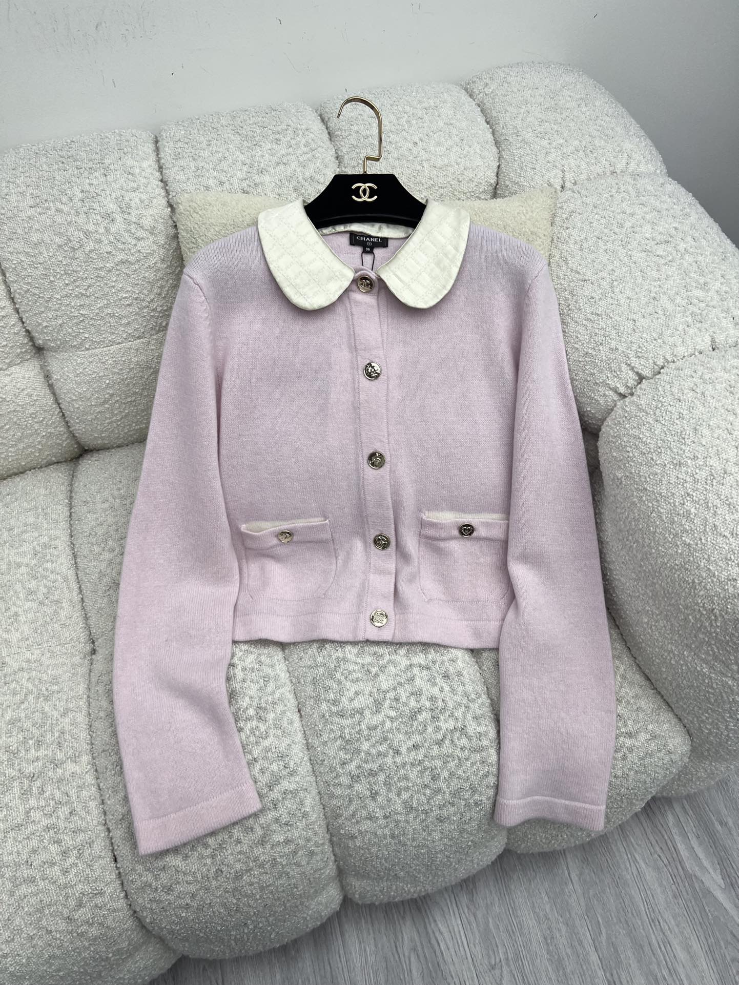 Chane*领子拼接羊绒开衫25B可拆卸拼接领针织小开衫选用100*羊绒面料制作 双口袋设计减龄俏皮经典