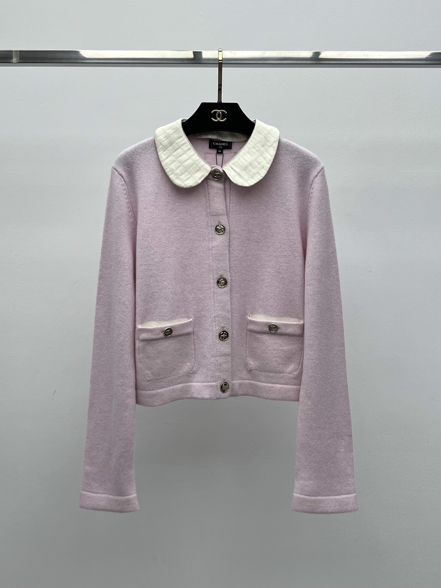 Chane*领子拼接羊绒开衫25B可拆卸拼接领针织小开衫选用100*羊绒面料制作 双口袋设计减龄俏皮经典