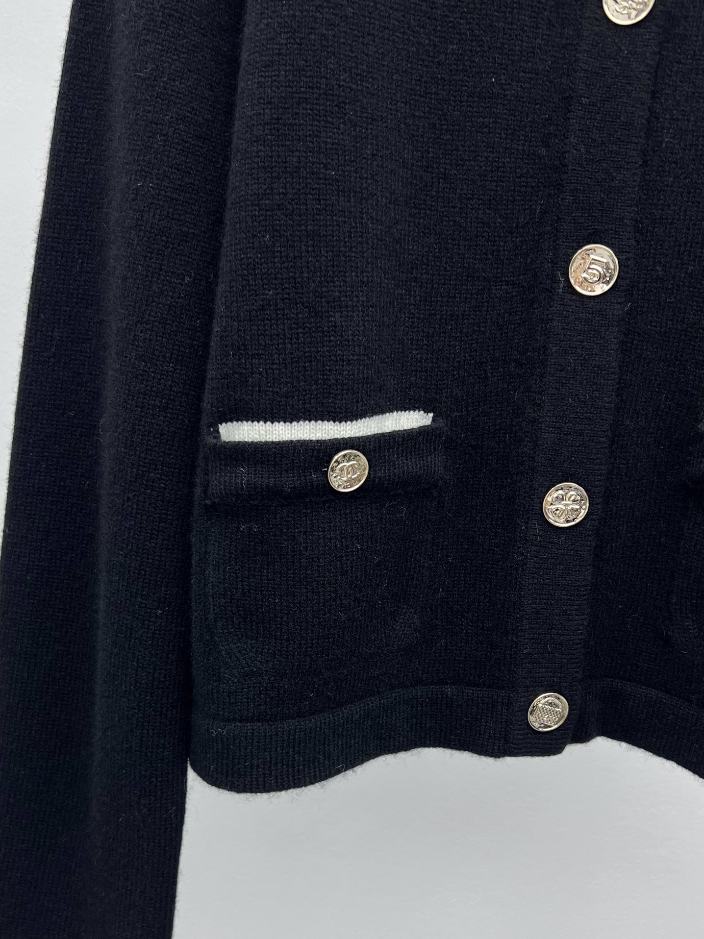 Chane*领子拼接羊绒开衫25B可拆卸拼接领针织小开衫选用100*羊绒面料制作 双口袋设计减龄俏皮经典