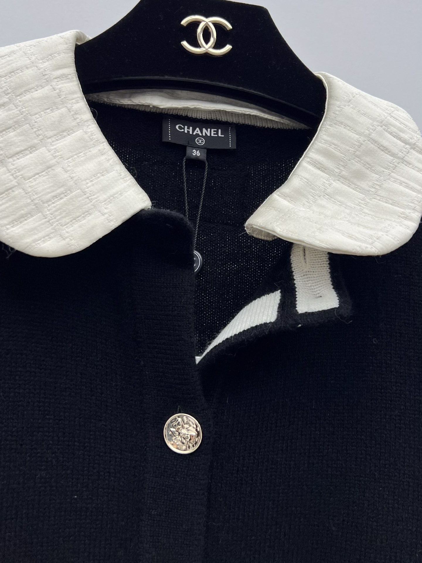 Chane*领子拼接羊绒开衫25B可拆卸拼接领针织小开衫选用100*羊绒面料制作 双口袋设计减龄俏皮经典