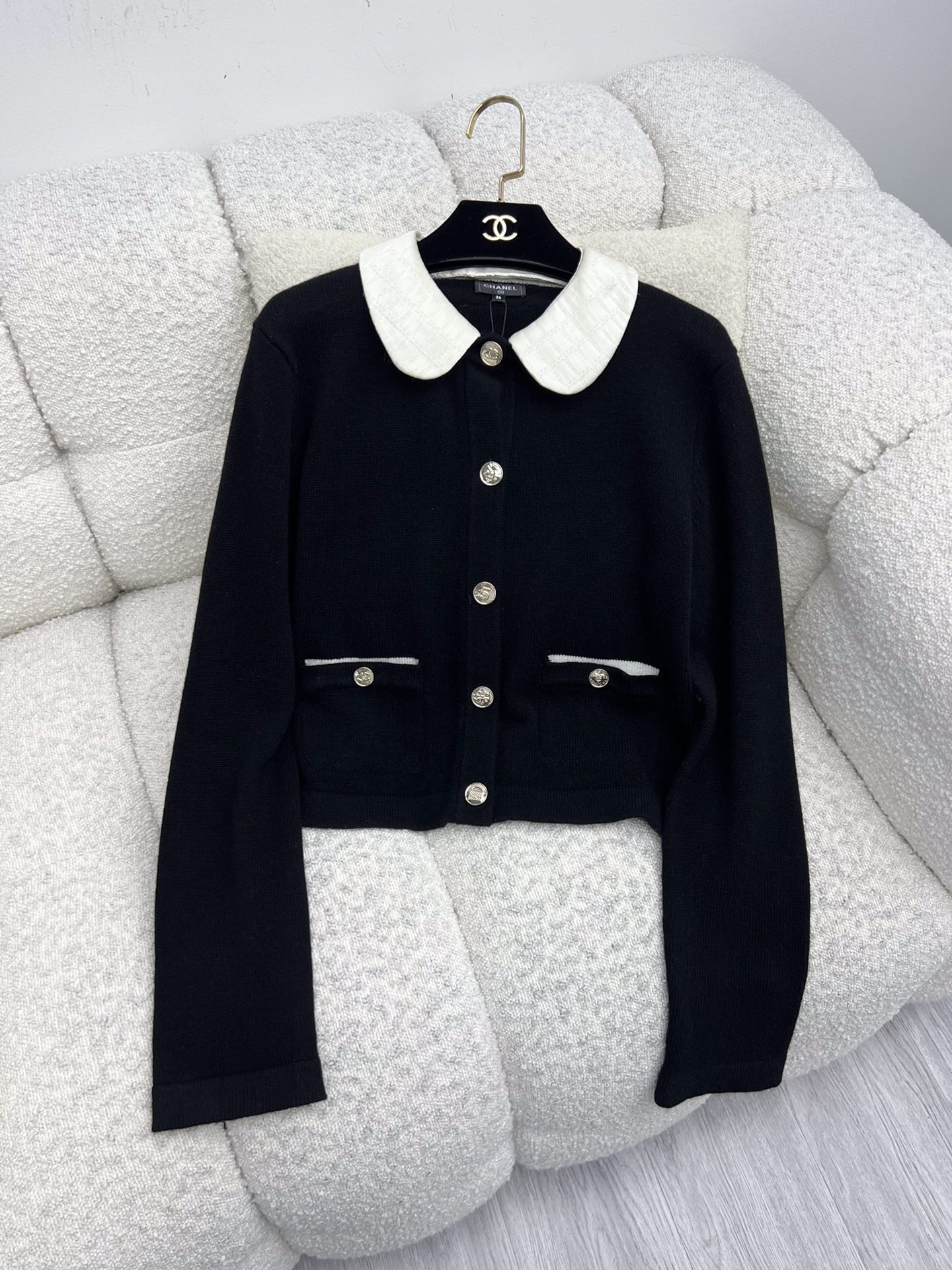 Chane*领子拼接羊绒开衫25B可拆卸拼接领针织小开衫选用100*羊绒面料制作 双口袋设计减龄俏皮经典