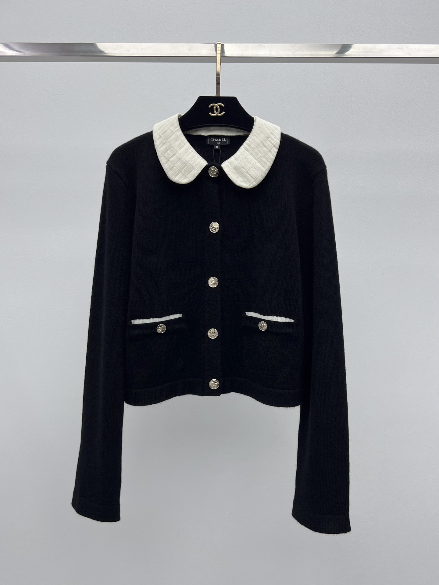 Chane*领子拼接羊绒开衫25B可拆卸拼接领针织小开衫选用100*羊绒面料制作 双口袋设计减龄俏皮经典