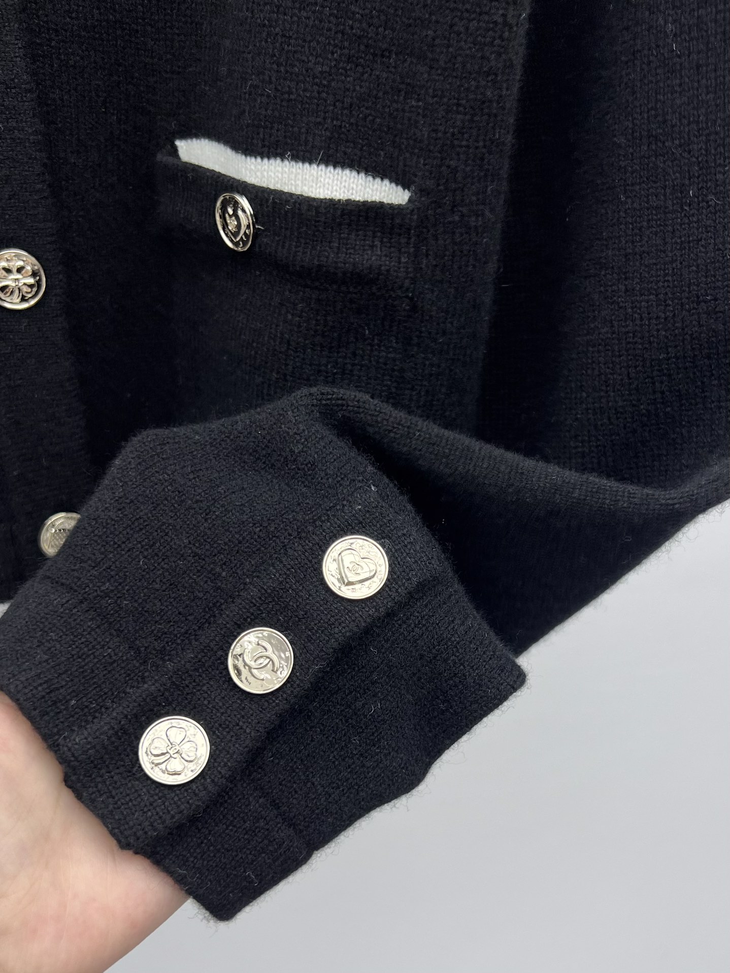 Chane*领子拼接羊绒开衫25B可拆卸拼接领针织小开衫选用100*羊绒面料制作 双口袋设计减龄俏皮经典