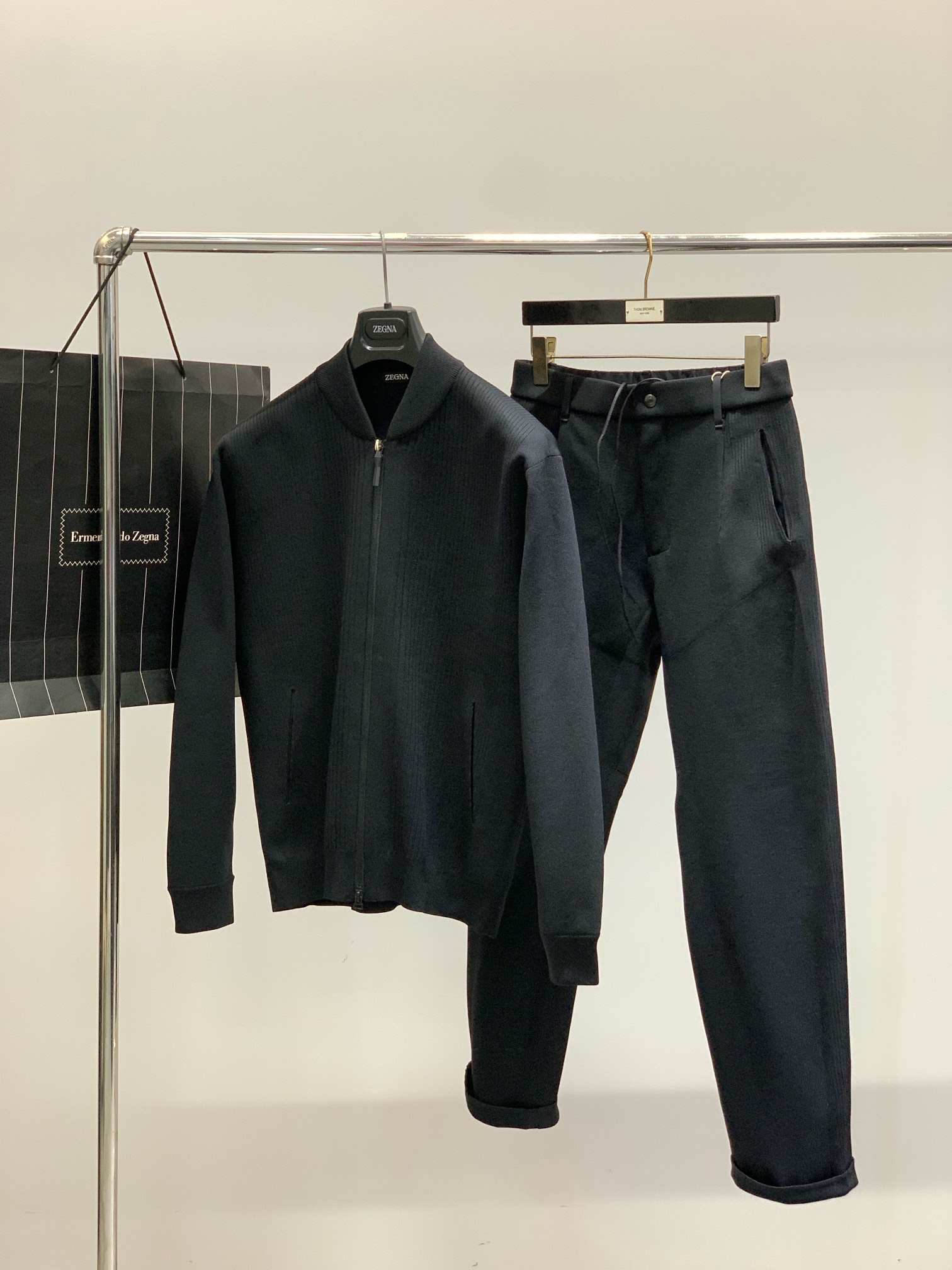 ，杰力亚衣服 时尚系列，独特设计， 订纱开始订染和订纺。国内某大厂出口日本 和供应几大顶级品牌的面料。手