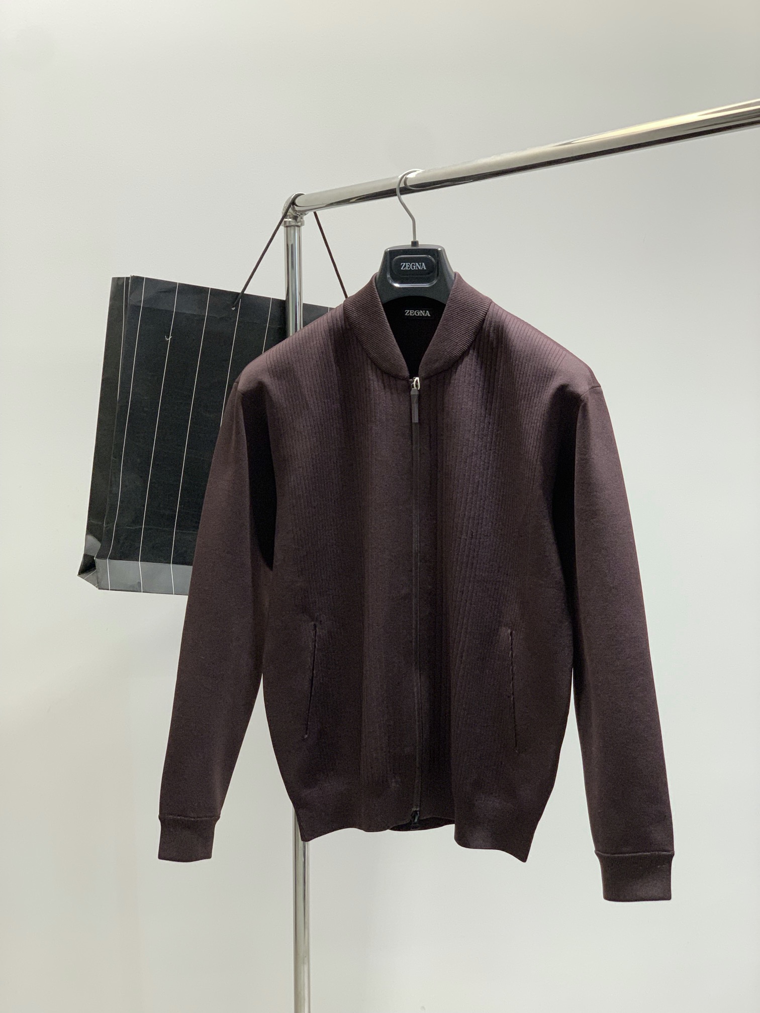 ，杰力亚衣服 时尚系列，独特设计， 订纱开始订染和订纺。国内某大厂出口日本 和供应几大顶级品牌的面料。手