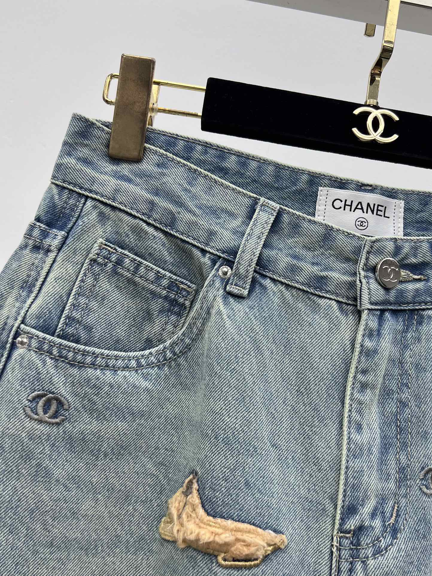 Chane*小狗刺绣直筒牛仔裤25B新款立体小狗刺绣减龄又俏皮宽松版型修饰腿型不挑人 轻松打造独特个性造