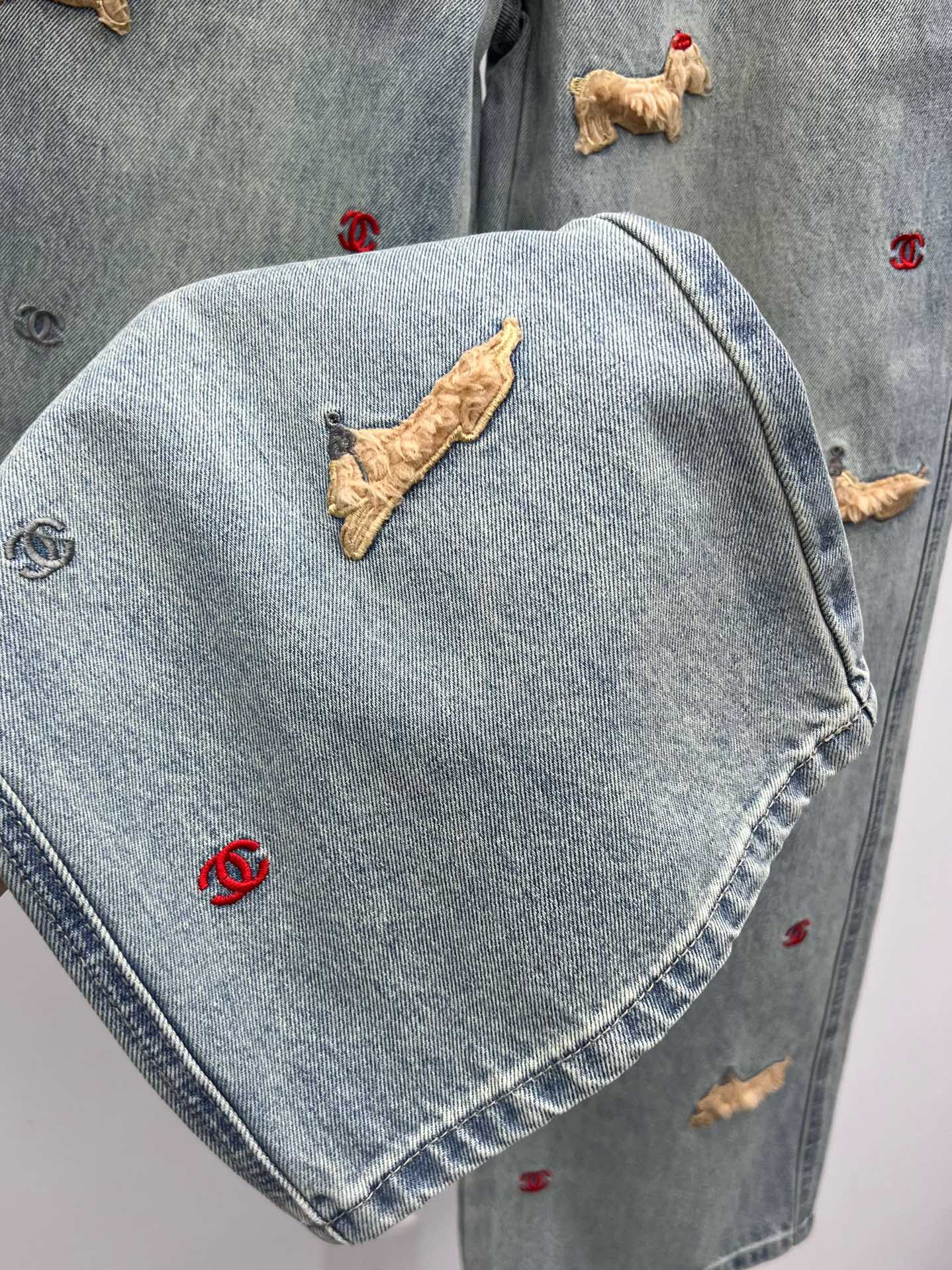 Chane*小狗刺绣直筒牛仔裤25B新款立体小狗刺绣减龄又俏皮宽松版型修饰腿型不挑人 轻松打造独特个性造