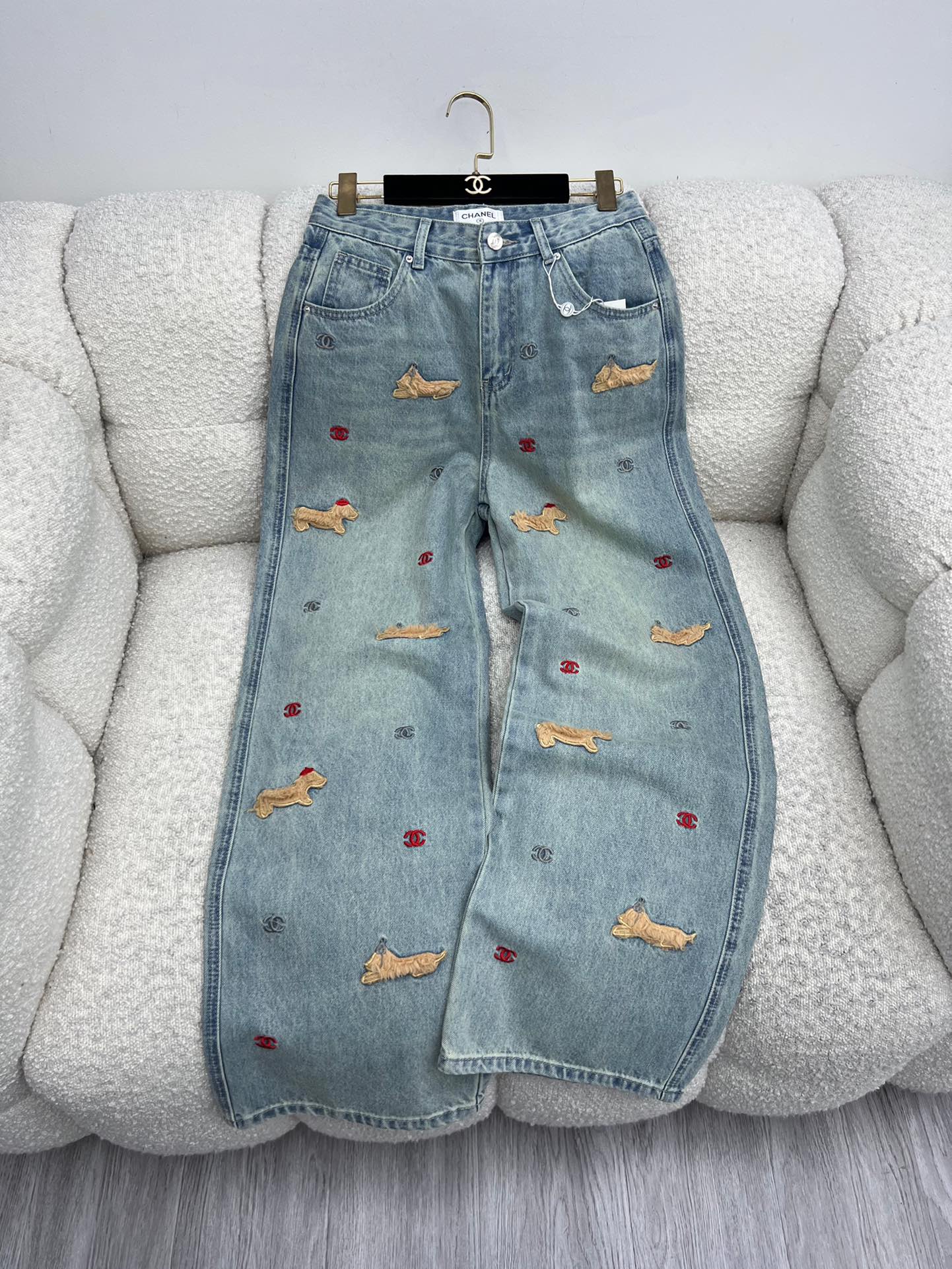 Chane*小狗刺绣直筒牛仔裤25B新款立体小狗刺绣减龄又俏皮宽松版型修饰腿型不挑人 轻松打造独特个性造