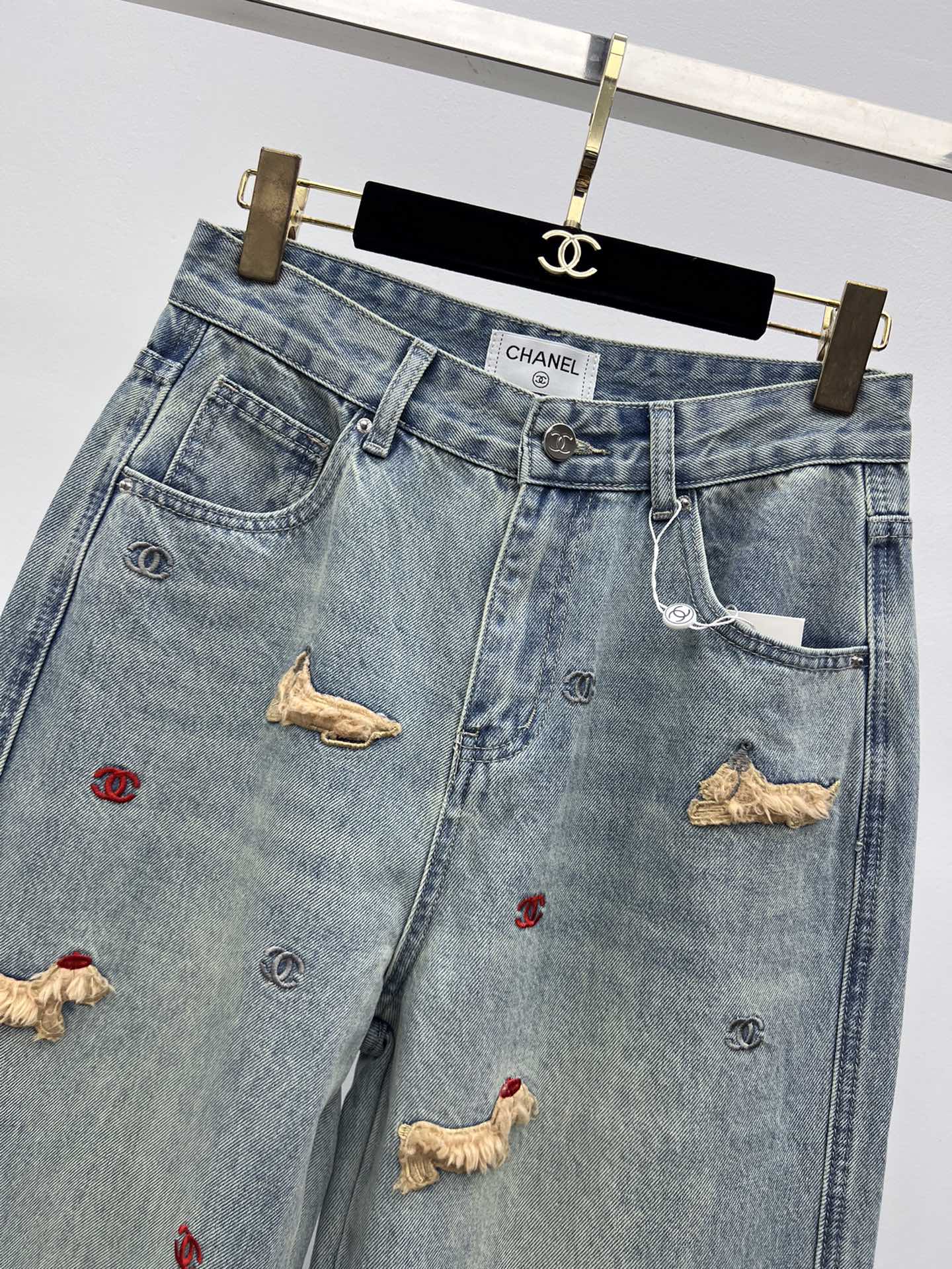 Chane*小狗刺绣直筒牛仔裤25B新款立体小狗刺绣减龄又俏皮宽松版型修饰腿型不挑人 轻松打造独特个性造