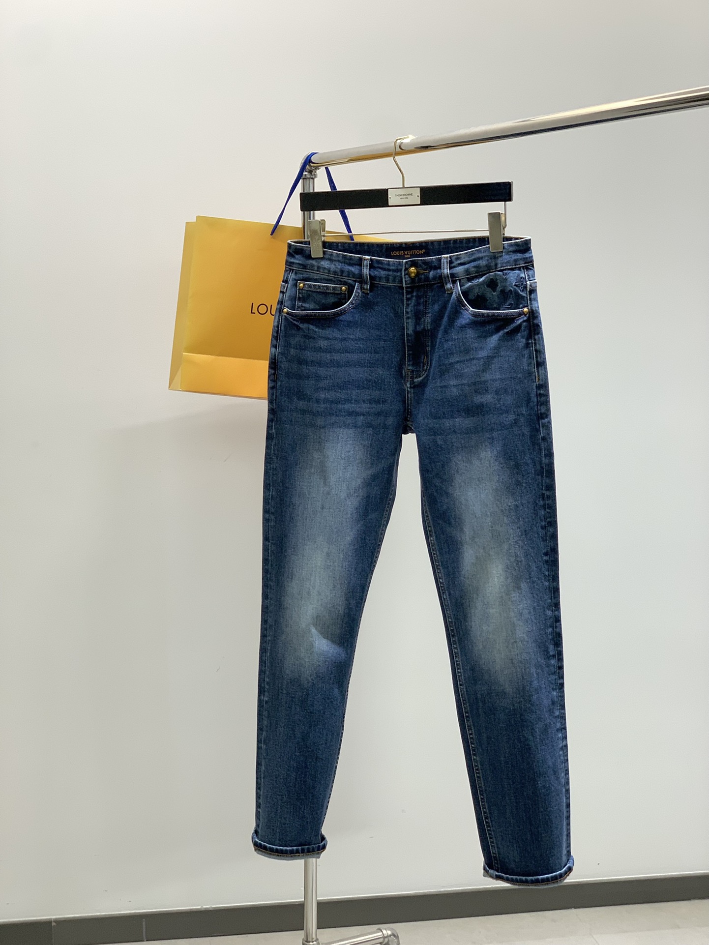 NO:564527,, Louis Vuitton, the latest model for autumn 2025, available at counters at the same time, original order, fashionable and casual washed jeans, the upper body is very unique!  Eye-catching and bright, imported original fabrics, top-quality embossed letter pattern decoration Logo, original hardware accessories decoration, simple yet fashionable, classic atmosphere, comfortable and breathable, handsome and stylish upper body, code number 29-38,, louis vuitton, louis vuitton, jeans, alexander wang19860909,LouisVuitton 路易威登,2025秋季最新款,专柜同步有售,原单狠货,时尚休闲水洗牛仔裤,上身很有特点！吸睛而有亮点,进口原版面料,顶级浮雕工艺字母图案装饰Logo,原版五金辅料装饰,简单而不失时尚,经典大气,舒适透气,上身帅气有型,码数29-38,,louis vuitton,louis vuitton,jeans,alexander wang,Men's clothing