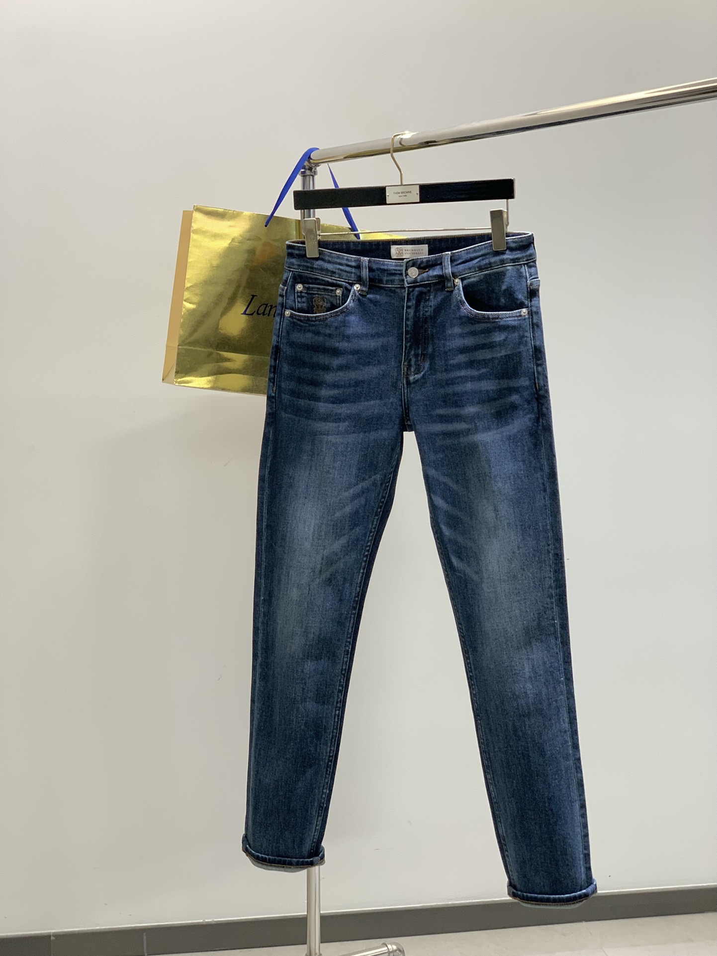 NO:564466,, Italian Divine Lion, fashion brand, 2025 new autumn products, fashionable and casual washed jeans, available at the counter simultaneously, original goods, using imported original fabrics, unique design, elegant and advanced color matching, remarkable interior details, exquisite embroidery crafts letter pattern logo, original hardware accessories decoration, extremely high grade, comfortable and breathable, handsome upper body, code number 29-38,,jeans,alexander wang19860909,意大利神狮,时尚品牌,2025秋季新品,时尚休闲水洗牛仔裤,专柜同步有售,原单狠货,采用进口原版面料,独特设计,配色高雅高级,内里细节可圈可点,精致刺绣工艺字母图案logo,原版五金辅料装饰,档次极高,舒适透气,上身帅气,码数29-38,,jeans,alexander wang,Men's clothing