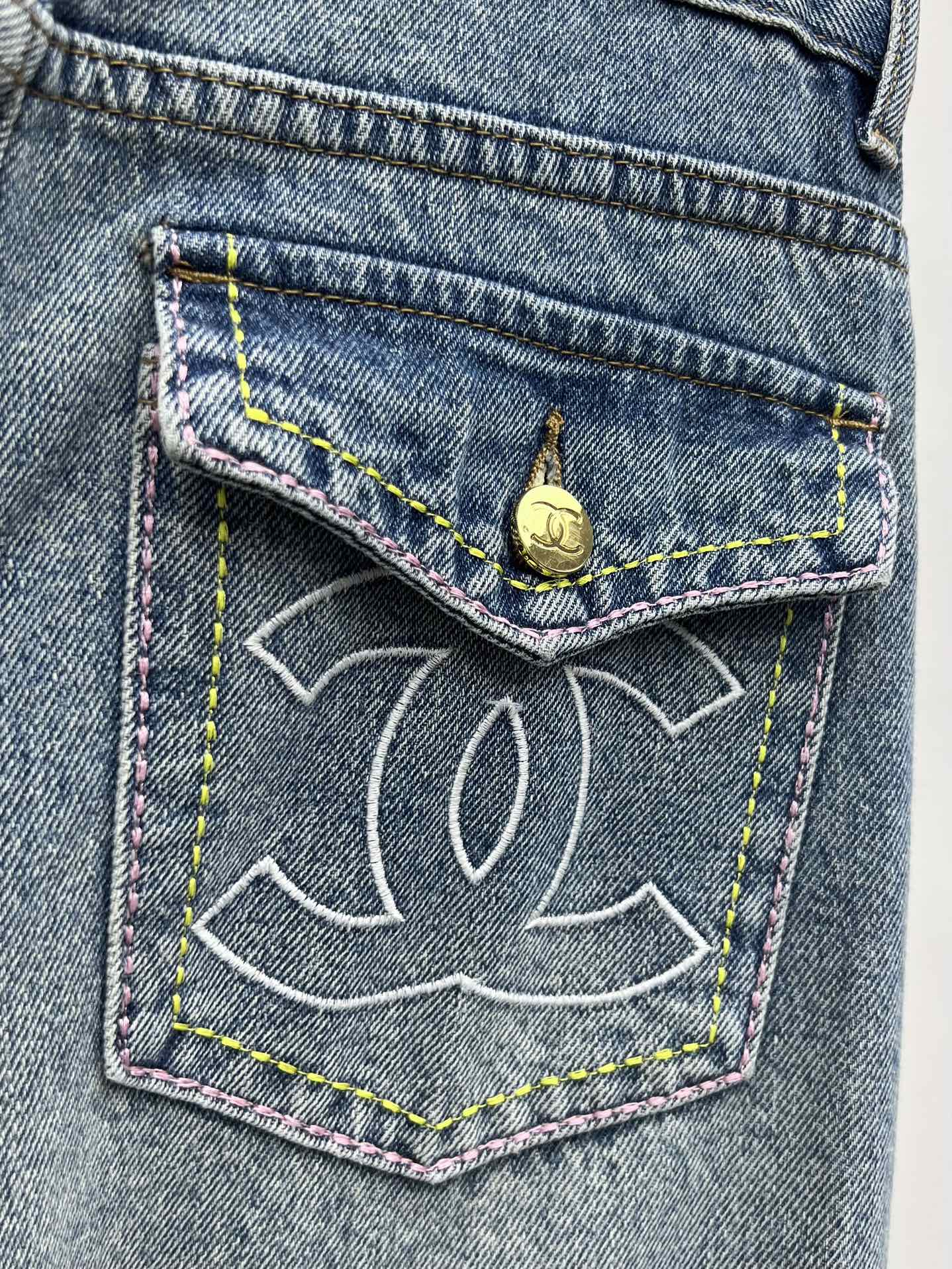 Chane*翻盖袋直筒牛仔裤选用水洗棉质牛仔面料材质前后口袋处饰以刺绣logo版型超好 水洗颜色超美时髦