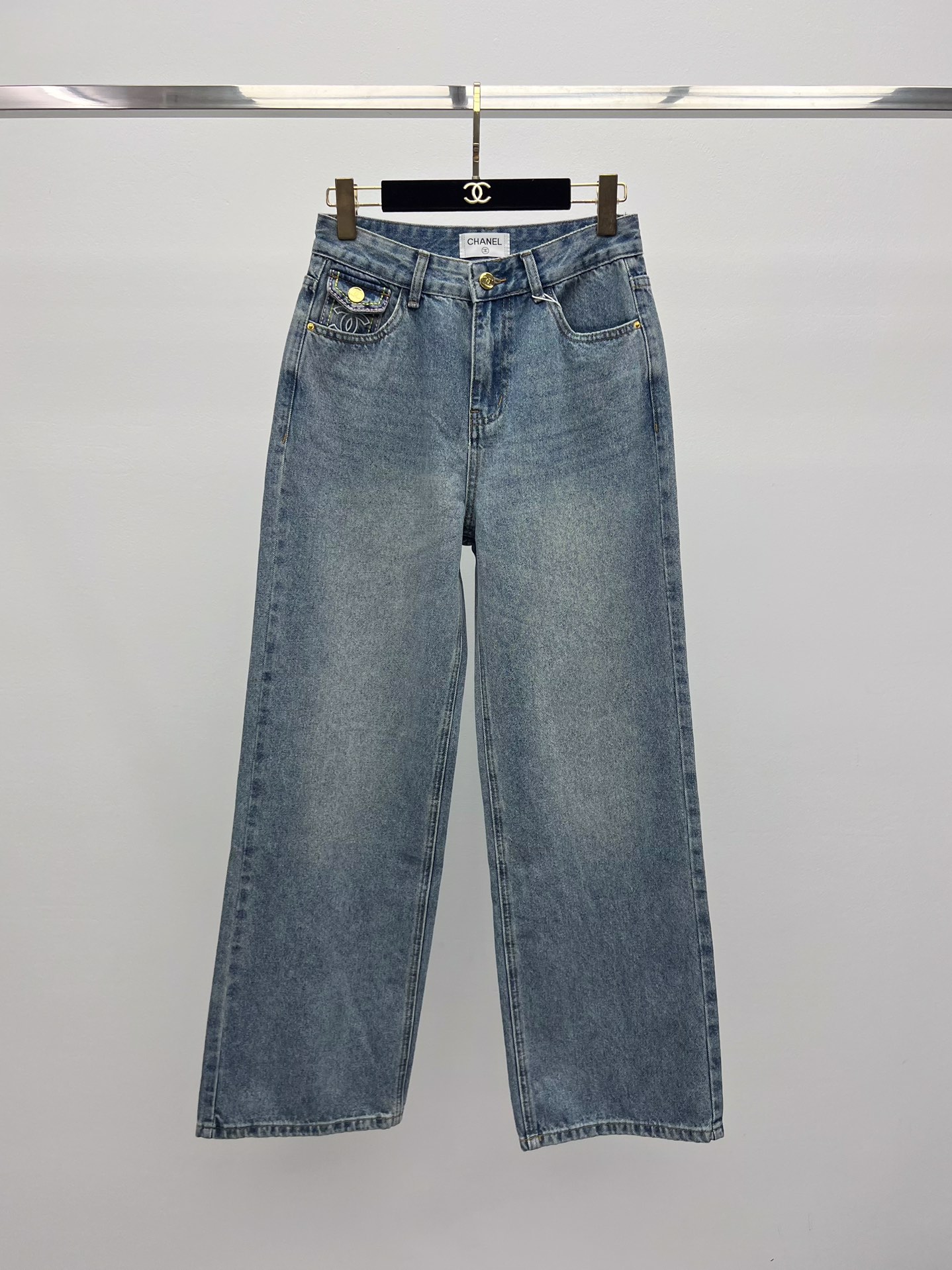 Chane*翻盖袋直筒牛仔裤选用水洗棉质牛仔面料材质前后口袋处饰以刺绣logo版型超好 水洗颜色超美时髦