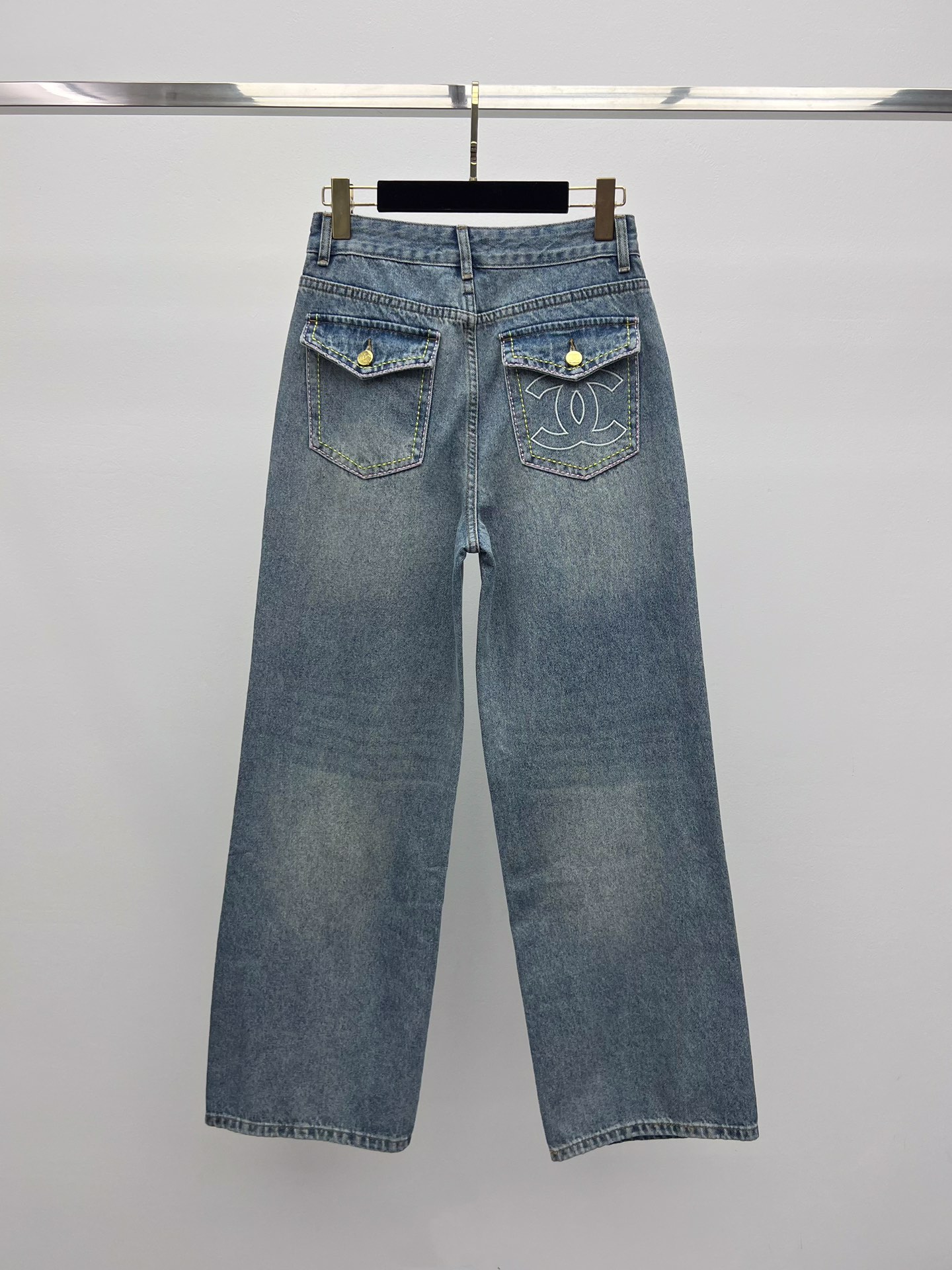 Chane*翻盖袋直筒牛仔裤选用水洗棉质牛仔面料材质前后口袋处饰以刺绣logo版型超好 水洗颜色超美时髦