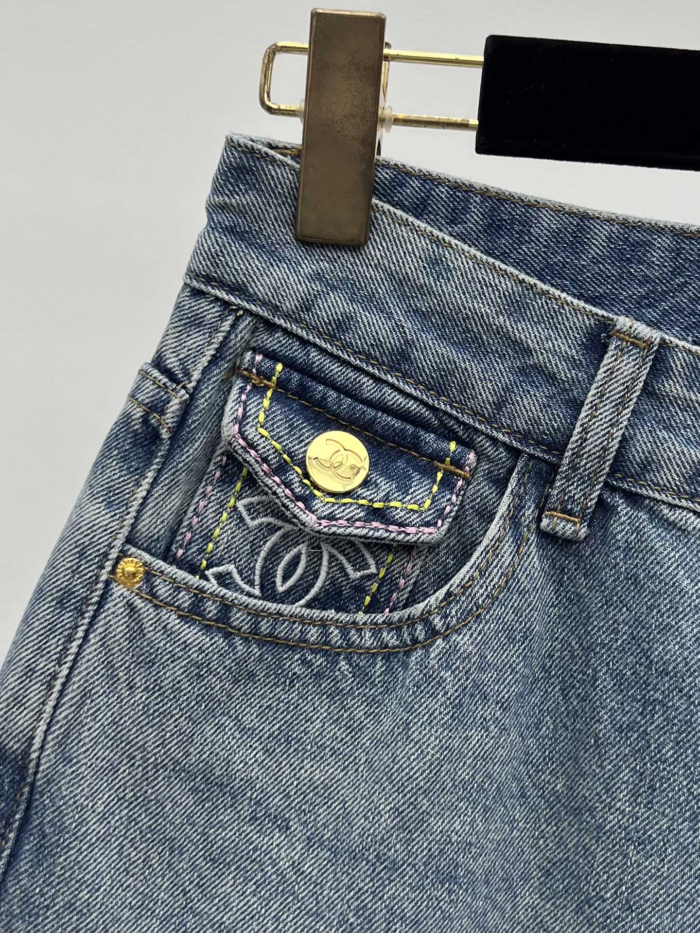 Chane*翻盖袋直筒牛仔裤选用水洗棉质牛仔面料材质前后口袋处饰以刺绣logo版型超好 水洗颜色超美时髦