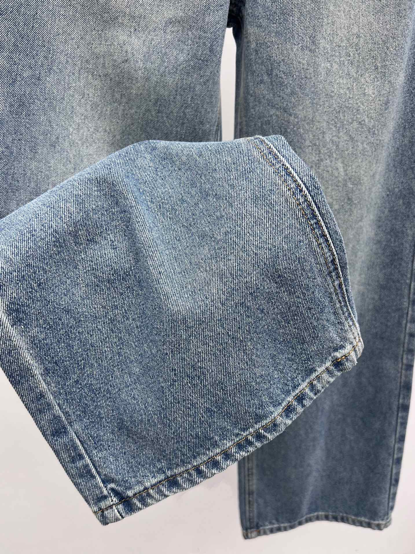 Chane*翻盖袋直筒牛仔裤选用水洗棉质牛仔面料材质前后口袋处饰以刺绣logo版型超好 水洗颜色超美时髦