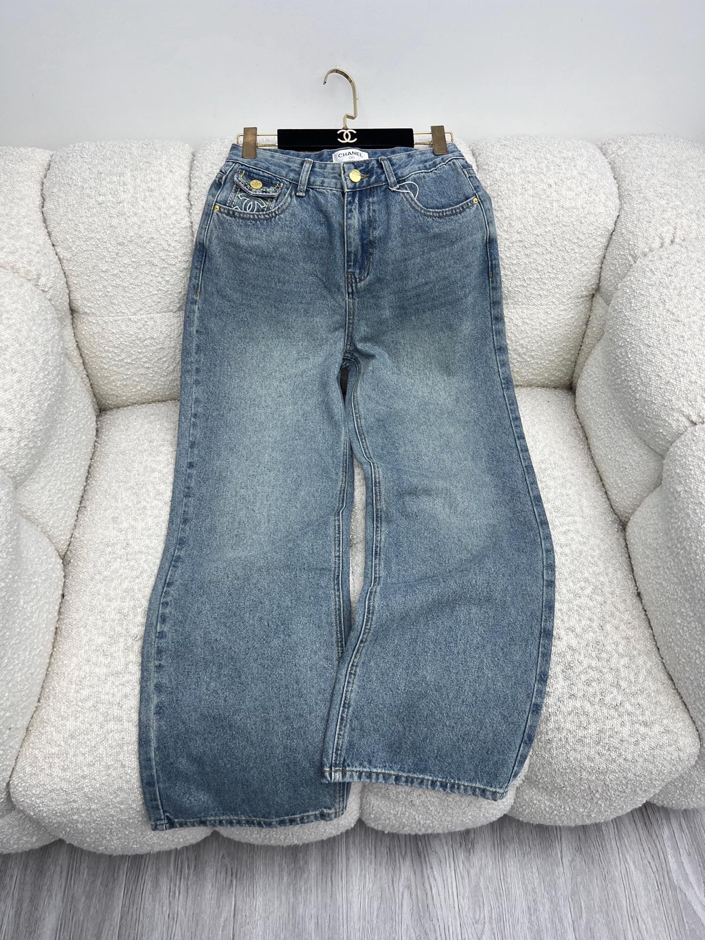 Chane*翻盖袋直筒牛仔裤选用水洗棉质牛仔面料材质前后口袋处饰以刺绣logo版型超好 水洗颜色超美时髦