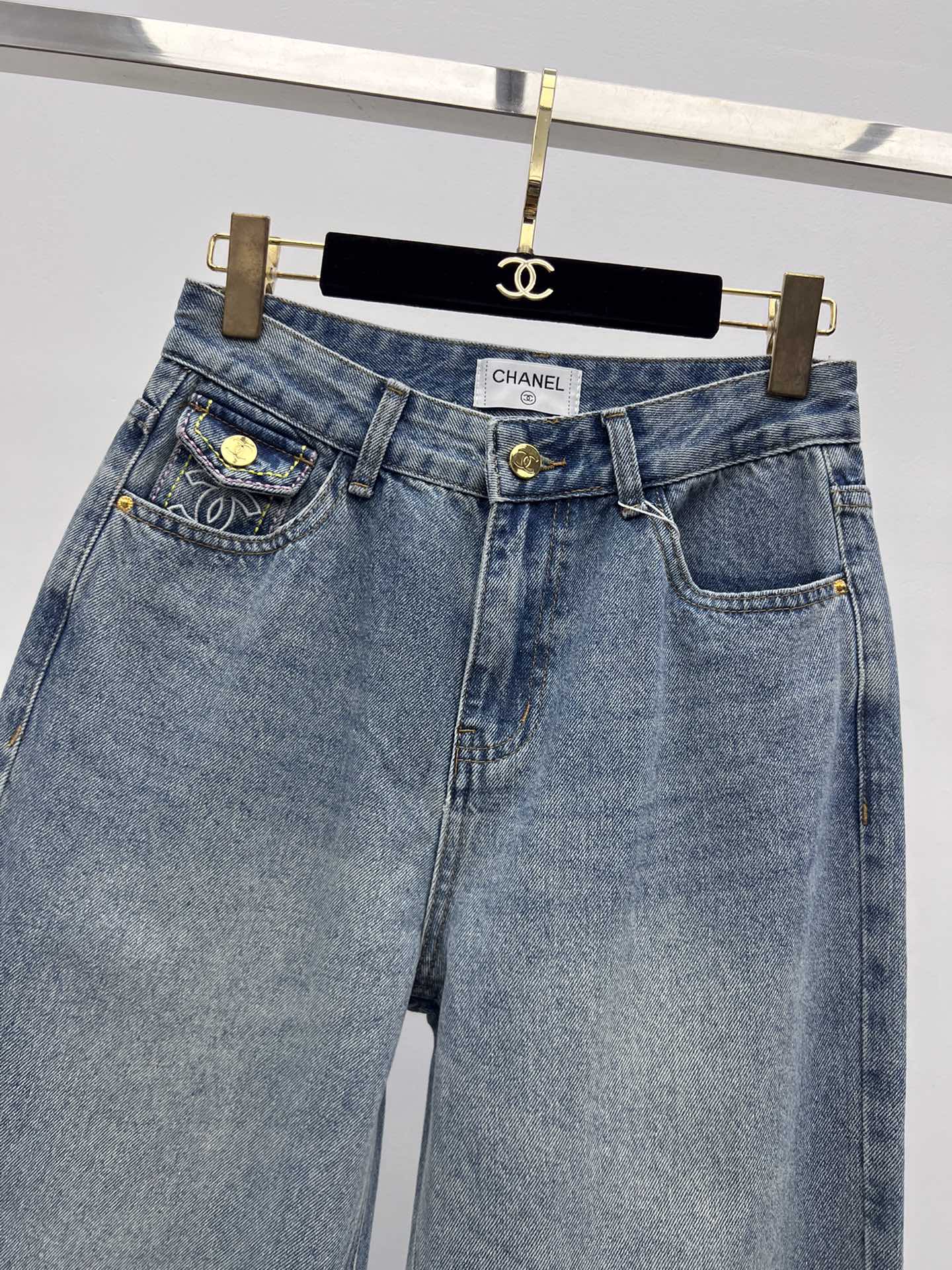 Chane*翻盖袋直筒牛仔裤选用水洗棉质牛仔面料材质前后口袋处饰以刺绣logo版型超好 水洗颜色超美时髦