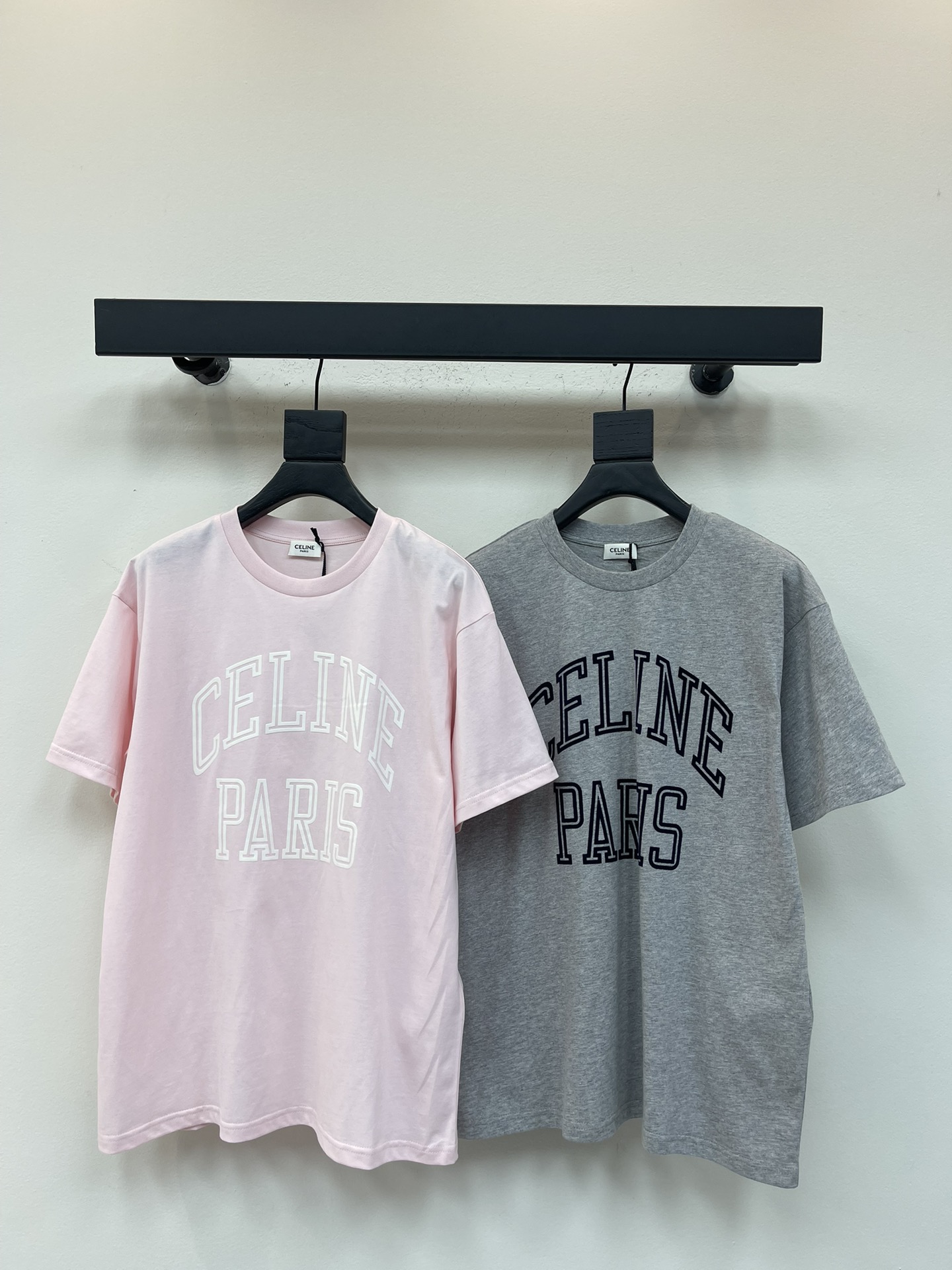 NO:506034,Celin*25 new loose flocked printed short-sleeved T-shirt. Customized YB native cotton material, breathable and comfortable, full texture, silhouette oversized short-sleeved T-shirt cut to highlight the brand style. Made of gram-weight pure cotton, slightly elastic, presenting a slim visual effect. The flocking printing technology on the chest restores the brand letter logo, highlights the highlights, highlights high-end style, and is unique and fashionable in single wear. SML, celine, versace, T-shirt, tees, t-shirt, alexander wang19860909Celin*25新款宽松植绒印花短袖T恤.定制YB原生全棉材质,透气舒适,质感十足,廓形oversized短袖T恤裁剪,凸显品牌格调.采用克重纯棉制成,略带有弹力,呈现显瘦视觉效果.胸前用植绒印花工艺,还原品牌字母徽标,亮点突出,彰显高级格调,单穿内搭都出彩时髦.SML,,celine,versace,T-shirt,tees，t-shirt,alexander wang,Women's clothing