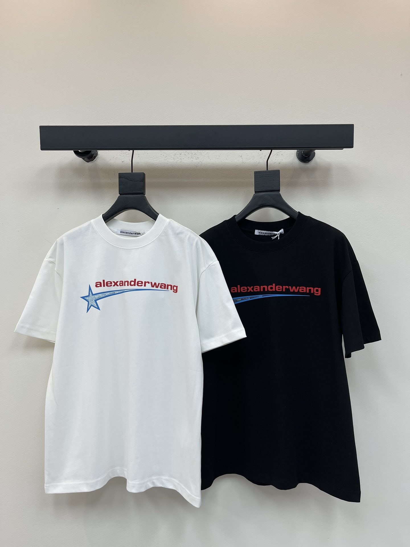 NO:507615,Alexanderwan* King 25 new personalized avant-garde single-piece round neck short-sleeved T-shirt, heavy industry hot diamond star pressed letters, fashionable and high-end double yarn worsted cotton fabric, loose oversize style, same style for men and women, exquisite and versatile. S-XL, versace, alexander wang, T-shirt, tees, t-shirt, alexander wang19860909Alexanderwan*大王25新款个性前卫单品圆领短袖T恤,重工烫钻星形压胶字母,时尚又高级双纱精纺全棉面料,宽松oversize版型,男女同款,精致百搭.S-XL,,versace,alexander wang,T-shirt,tees，t-shirt,alexander wang,Women's clothing