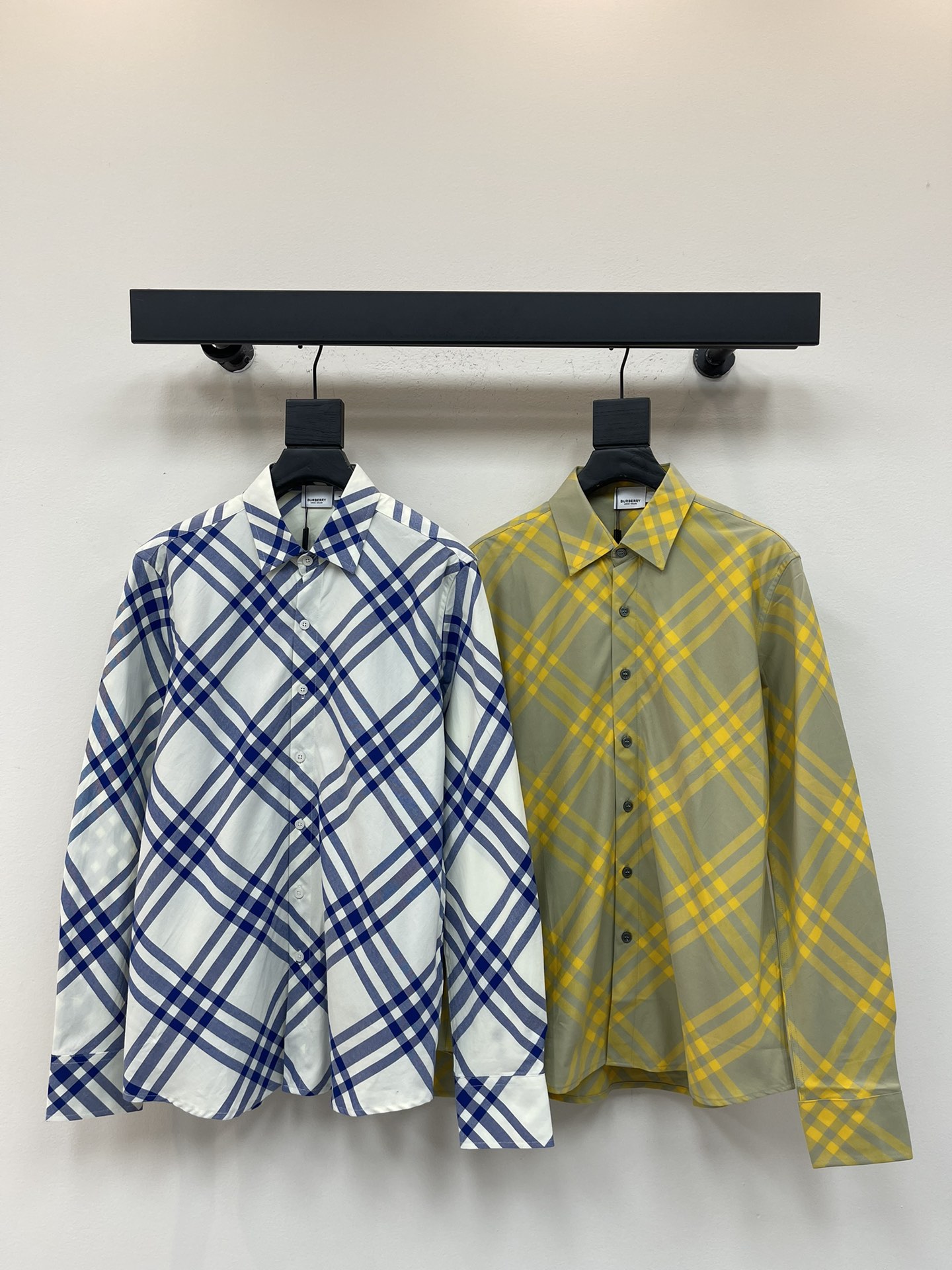 NO:507586,Burberr*25 early autumn new plaid long-sleeved lapel shirt. It is made of customized cotton fabrics. The fabric is comfortable and breathable, sweat-absorbing and skin-friendly, and has high-quality plaid tailoring. The whole body is decorated with classic plaids with decorative brand, snap buckle opening and closing, pointed collar details design, curved hem, which can be matched with multiple types of clothing to create a fashionable look, customized accessories, the same style as men and women!  M-3XL, burberry, alexander wang19860909Burberr*25早秋新款格纹长袖翻领衬衣.采用定制棉质面料匠心制作,面料舒适透气,吸汗亲肤,高品质对格剪裁,通体饰以装饰品牌经典格纹,按扣开合,尖领细节设计,弧形衣摆,能与多类型服饰搭配营造时尚造型,定制辅料,男女同款！M-3XL,,burberry,alexander wang,Women's clothing