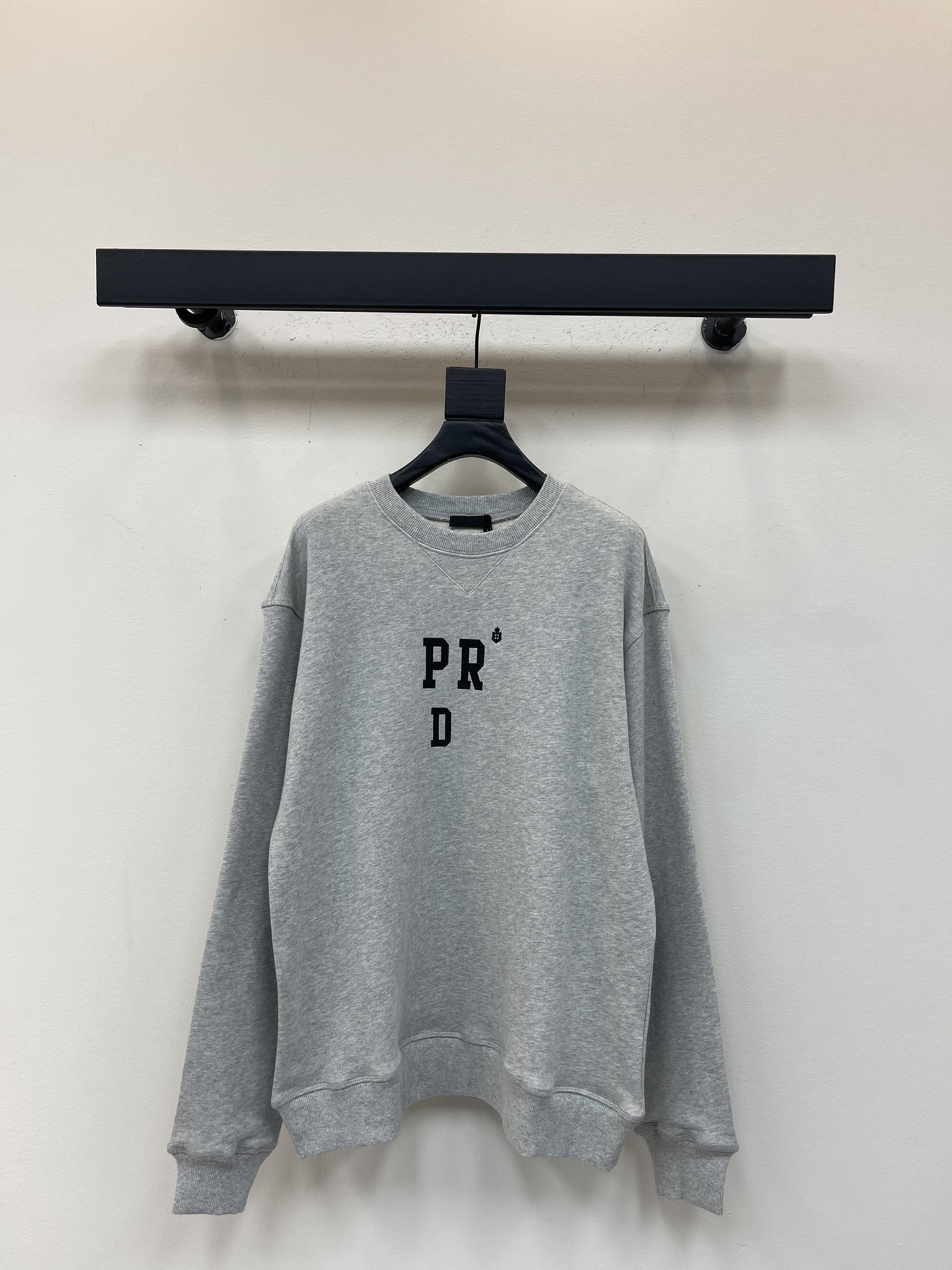 NO:506031,Prad*25 early autumn new round-neck letter contrast sweatshirt. Native all-cotton material, comfortable and soft, fashionable outfit, shoulder-drop-shaped sweatshirt cut, threaded edge-cover details on the cuff hem, creating a delicate and coordinated atmosphere, with letter decoration on the chest, and the triangle logo on the back echoes, the brand's high-end feel stands out, the overall style is low-key and textured, the outfit is casual and fashionable, and it is suitable for commuting and daily travel. SML, prada, hoodie, sweatshirts, alexander wang19860909Prad*25早秋新款圆领字母撞色卫衣.原生全棉材质,舒适软糯,穿搭洋气,落肩套头廓形卫衣剪裁,袖口下摆螺纹包边细节,营造出精致协调的氛围感,胸前点缀字母装饰,背后三角徽标呼应,品牌高级感立显,整体风格低调不失质感,穿搭休闲时髦,通勤日常出行都适配.SML,,prada,hoodie,sweatshirts,alexander wang,Women's clothing