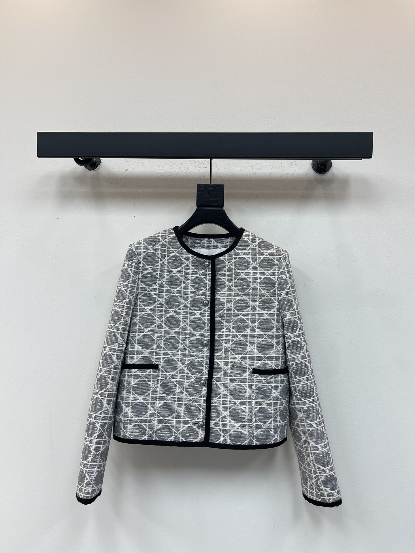 NO:506028,Dio* autumn and winter new product Miss D limited plaid round neck jacket with splicing webbing contrast color development custom three-dimensional woven tweed fabric three-dimensional and wide, using woven fabric elegant and exquisite box-shaped cut upper body very three-dimensional, French elegant temperament white and beautiful must have SML, dior, jackets & coats, alexander wang19860909Dio*秋冬新品Miss D限定戴妃藤格纹圆领外套 拼接织带撞色开发定制立体编织粗花呢面料立体挺阔 采用编织面料优雅精致 箱型版型剪裁上身很有立体感 法式优雅气质白富美必备 SML,,dior,jackets & coats,alexander wang,Women's clothing