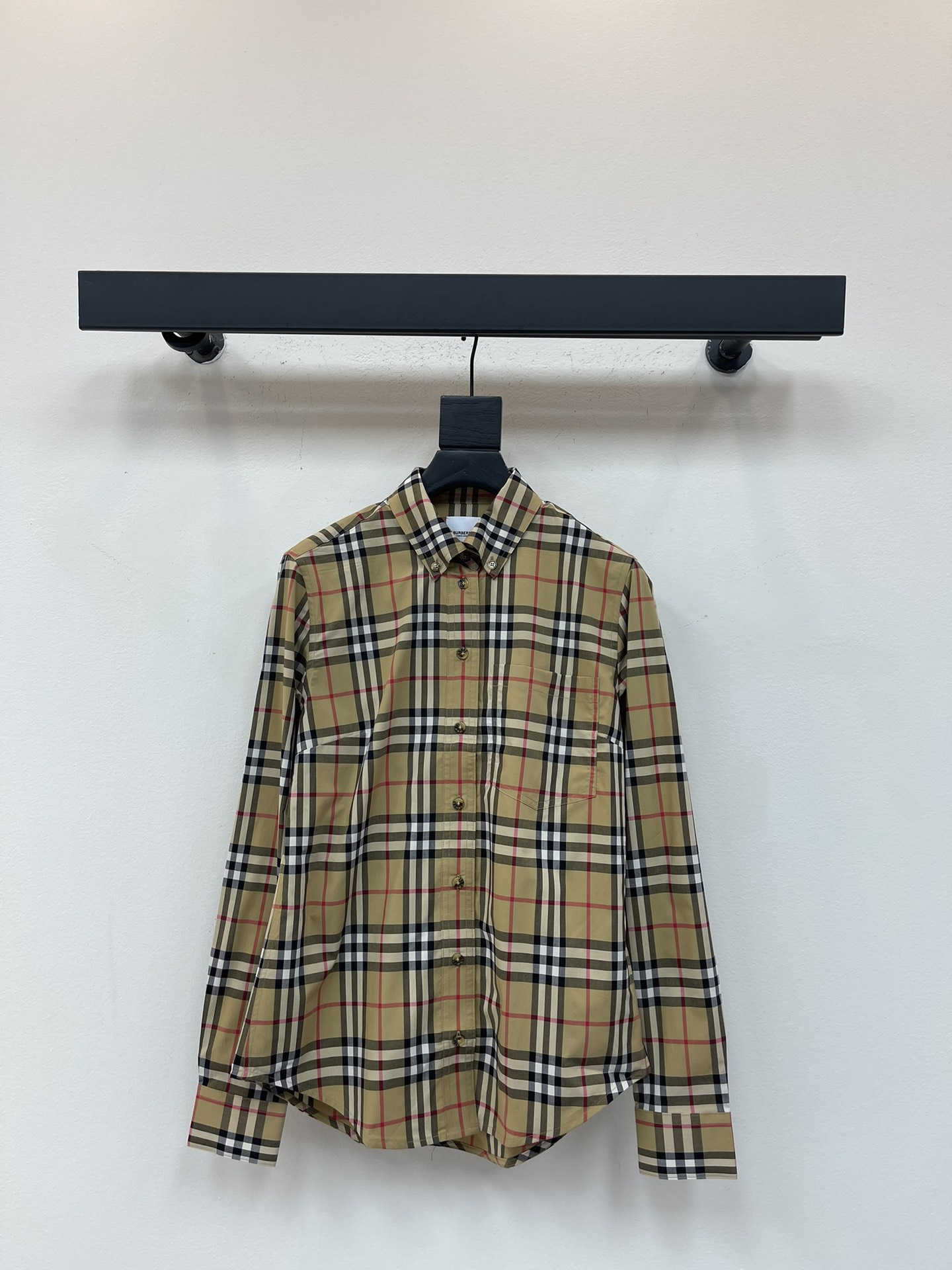 NO:507591,Burberr*25 early autumn new women's webbing checkered long-sleeved lapel shirt. It is made of customized cotton fabrics. The fabric is comfortable and breathable, sweat-absorbing and skin-friendly, and has high-quality plaid tailoring. The whole body is decorated with classic plaids, snap buckles, tip-collar details design, and curved hem. It can be matched with multiple types of clothing to create a fashionable look, and customized auxiliary materials!  Women's M-XXL, burberry, alexander wang19860909Burberr*25早秋新款女款织带格纹长袖翻领衬衣.采用定制棉质面料匠心制作,面料舒适透气,吸汗亲肤,高品质对格剪裁,通体饰以装饰品牌经典格纹,按扣开合,尖领细节设计,弧形衣摆,能与多类型服饰搭配营造时尚造型,定制辅料！女款 M-XXL,,burberry,alexander wang,Women's clothing