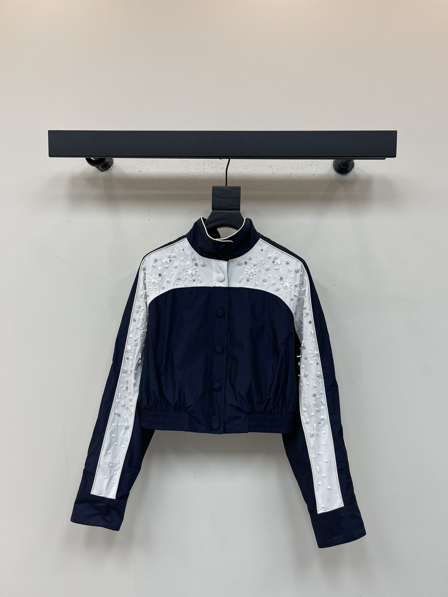 NO:506679,Lefam*25 early autumn new style, color-blocked bow nail bead short jacket jacket丨Exclusive high-end production!  The contrasting color splicing of navy blue and milky white, the pearl bead decoration on the side of the sleeve reflects fine light under the light, injecting a delicate tone into the street feeling; the large bow design on the back is a soul footnote of the sweet and cool style, which is tied to the girl's heart, and forms a wonderful balance with the overall cool feeling. SML,, jackets & coats, jackets & coats, alexander wang19860909Lefam*25早秋新款 拼色蝴蝶结钉珠短款夹克外套丨独家高版出品！藏青与奶白的撞色拼接,衣袖侧边的珍珠钉珠装饰,在光线下折射出细碎光芒,为街头感注入精致腔调；后背的大蝴蝶结设计,则是甜酷风格的灵魂注脚,系出少女心的同时,又与整体的飒爽感形成奇妙平衡.SML,,jackets & coats,jackets & coats,alexander wang,Women's clothing