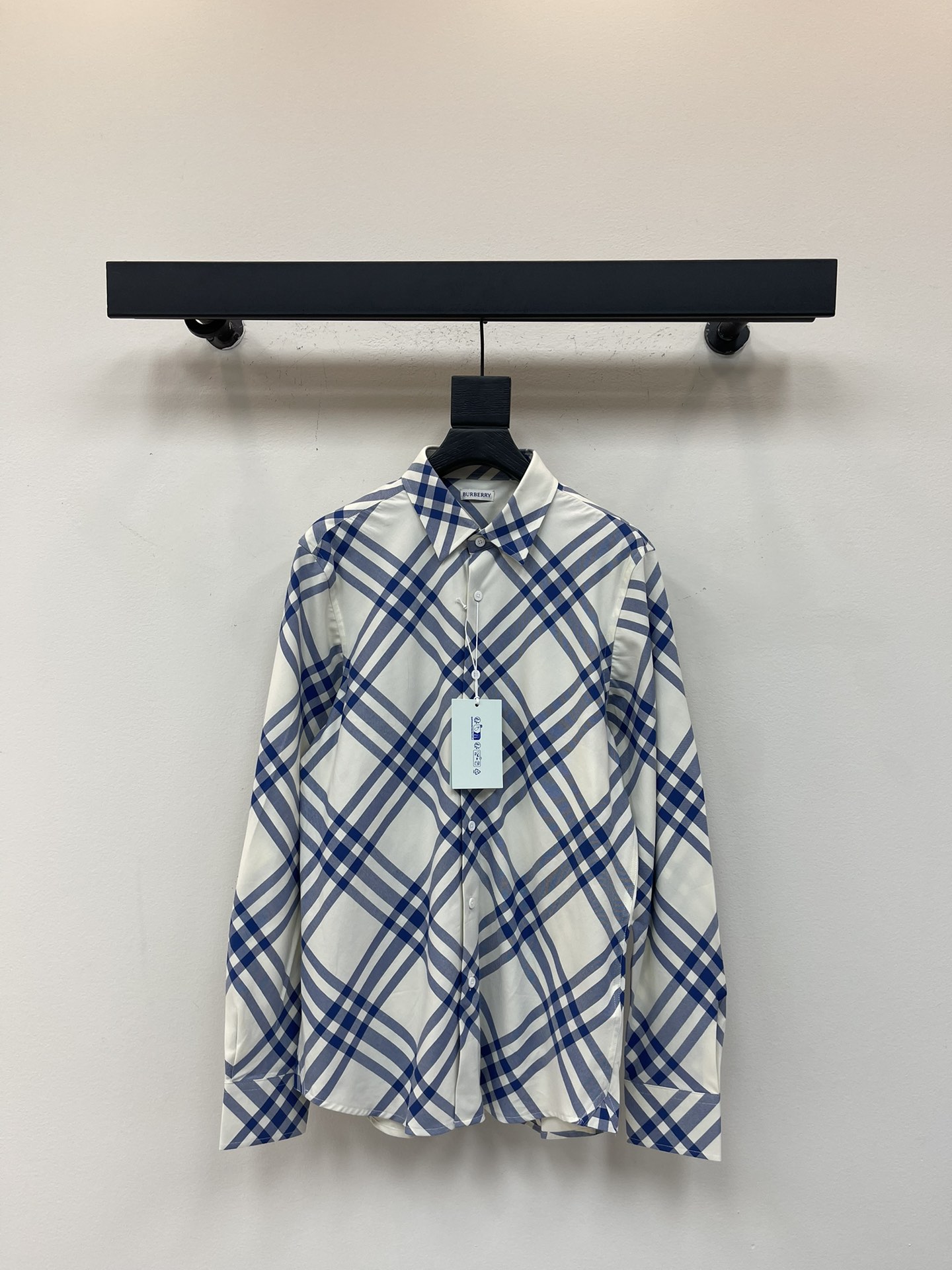 NO:507596,Burberr*25 early autumn new plaid long-sleeved lapel shirt. It is made of customized cotton fabrics. The fabric is comfortable and breathable, sweat-absorbing and skin-friendly, and has high-quality plaid tailoring. The whole body is decorated with classic plaids with decorative brand, snap buckle opening and closing, pointed collar details design, curved hem, which can be matched with multiple types of clothing to create a fashionable look, customized accessories, the same style as men and women!  S-XXL, burberry, alexander wang19860909Burberr*25早秋新款格纹长袖翻领衬衣.采用定制棉质面料匠心制作,面料舒适透气,吸汗亲肤,高品质对格剪裁,通体饰以装饰品牌经典格纹,按扣开合,尖领细节设计,弧形衣摆,能与多类型服饰搭配营造时尚造型,定制辅料,男女同款！S-XXL,,burberry,alexander wang,Women's clothing