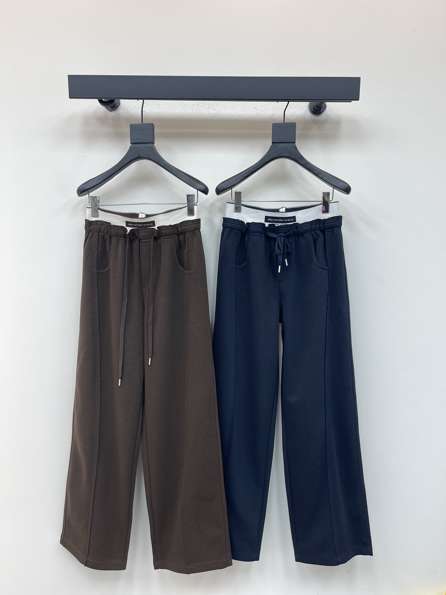 NO:506052,Alexander wan*25 early autumn new drawstring webbing wide-leg trousers. Customized YB imported cotton material, soft and comfortable fabric, smooth and stylish, high-waist drawstring wide-leg trousers style, using close-fitting elastic webbing to decorate the waist, and create a casual effect with contrasting colors. The style is relaxed and fashionable. The brand style of the iconic letter logo at the waist is instantly improved, easy to control, the trousers legs are outlined in the center with three-dimensional edges, and matched with wide-leg trousers to embellish the leg shape, showing the style, and wearing it full of fashionable high street style, a pair of versatile trousers in all seasons, holiday dates and daily life. SML, alexander wang19860909Alexander wan*25早秋新款抽绳织带阔腿长裤.定制YB进口全棉材质,面料柔挺舒适,垂顺有型,高腰抽绳阔腿长裤版型,利用贴身弹力松紧织带装点腰身处,配合撞色打造出休闲的效果,风格松弛洋气,裤腰处标志性字母徽标品牌格调瞬间提升,轻松驾驭,裤腿居中立体边勾勒轮廓,搭配阔腿裤处理,包容修饰腿型,彰显格调,穿出满满的高街时髦风格,一条四季百搭长裤,度假约会日常.SML,,alexander wang,Women's clothing
