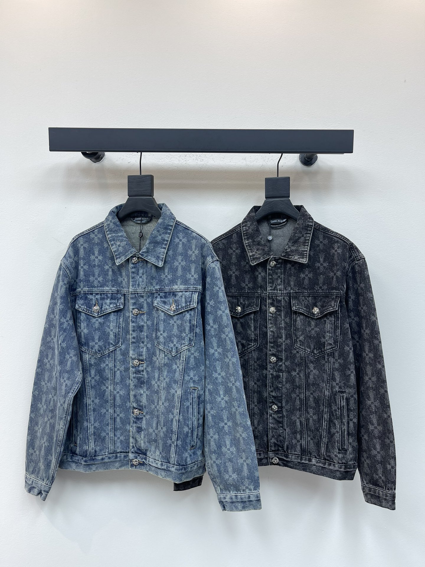 NO:507605,Chrome Heart* 25 new high-end custom cross jacquard denim jacket, first-class texture fabric, original jacquard material, brand LOGO lettering buttons, classic lapel denim jacket simple and fashionable, low-key and luxurious, and is sought after by big stars and internet celebrities. It is one of the essential items for trendy people!  The same style for men and women!  S-XL, chrome hearts, chrome hearts, jackets & coats, alexander wang19860909Chrome Heart*克罗心25新款高端定制十字架提花牛仔外套,质感趋一流的面料,采用原版提花材质,品牌LOGO刻字纽扣,经典翻领牛仔外套简约时尚,低调奢华,深受个大明星网红的追捧,潮人必备单品之一！男女同款！S-XL,,chrome hearts,chrome hearts,jackets & coats,alexander wang,Women's clothing