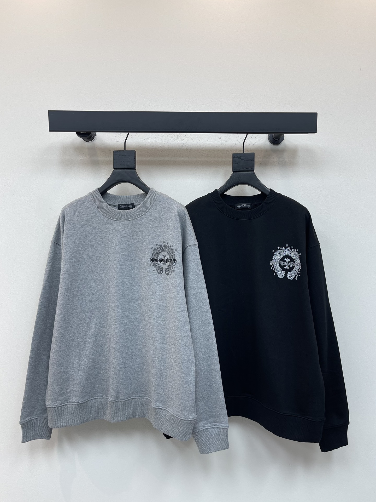 NO:507610,Chrome heart* 25 new Sanskrit embroidered round-neck sweatshirt. The collar cuffs are high-weight threads, front and back Sanskrit embroidery, which is super conspicuous, beautiful and super atmospheric. The overall upper body shows fashion and personality. It is even more popular to wear with couples. It is recommended to wear ace!! The same style for men and women!  S-XL, chrome hearts, chrome hearts, hoodie, sweatshirts, tees, t-shirt, alexander wang19860909Chrome heart*克罗心25新款梵文刺绣圆领卫衣.领口袖口高克重螺纹,前后梵文刺绣,超级显眼超级好看超级大气,整体上身特彰显时尚和个性,情侣一起穿更是炸街王牌推荐t恤!!男女同款！S-XL,,chrome hearts,chrome hearts,hoodie,sweatshirts,tees，t-shirt,alexander wang,Women's clothing